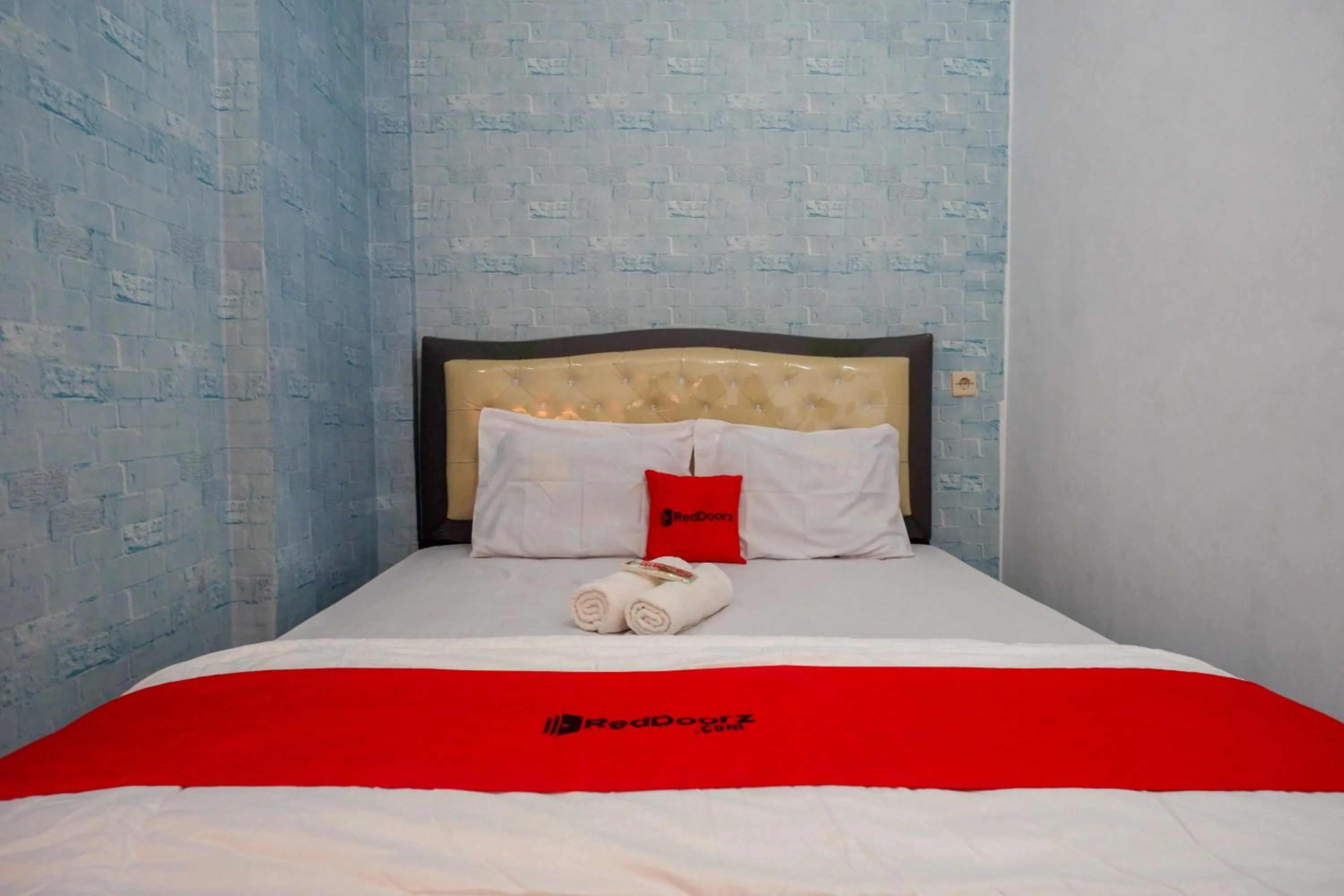 Bedroom, Bed in RedDoorz Syariah near RS Mitra Siaga