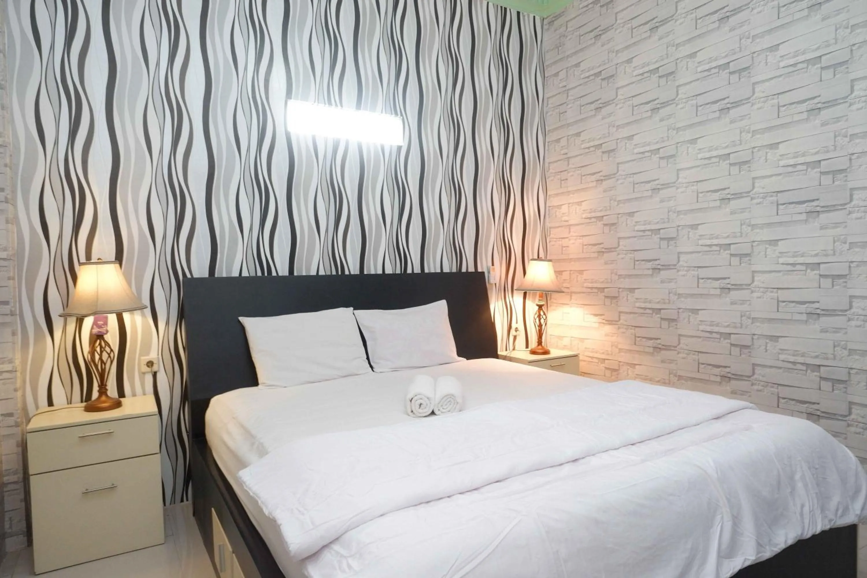 Bedroom, Bed in RedDoorz Syariah near RS Mitra Siaga