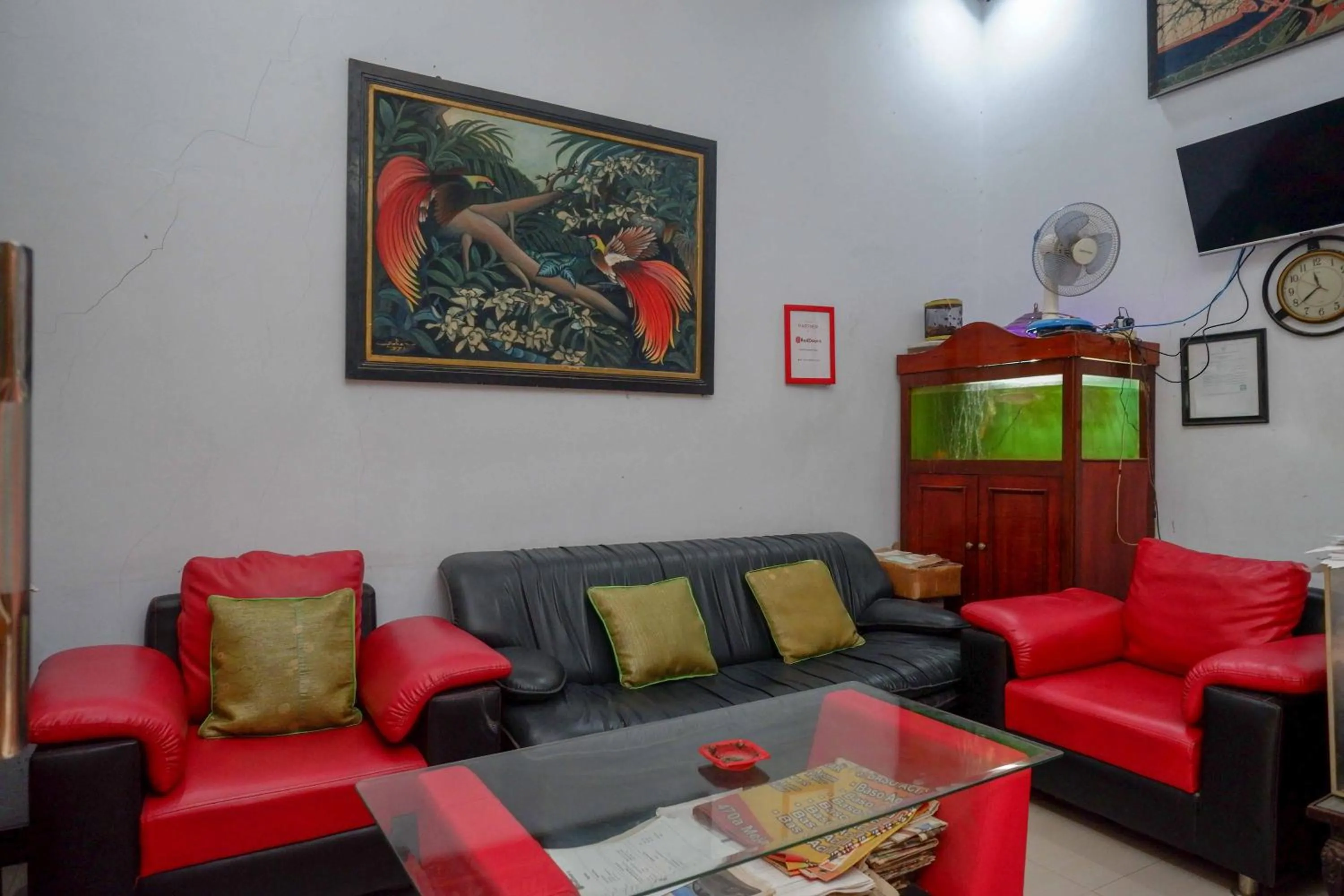 Living room in RedDoorz Syariah near RS Mitra Siaga
