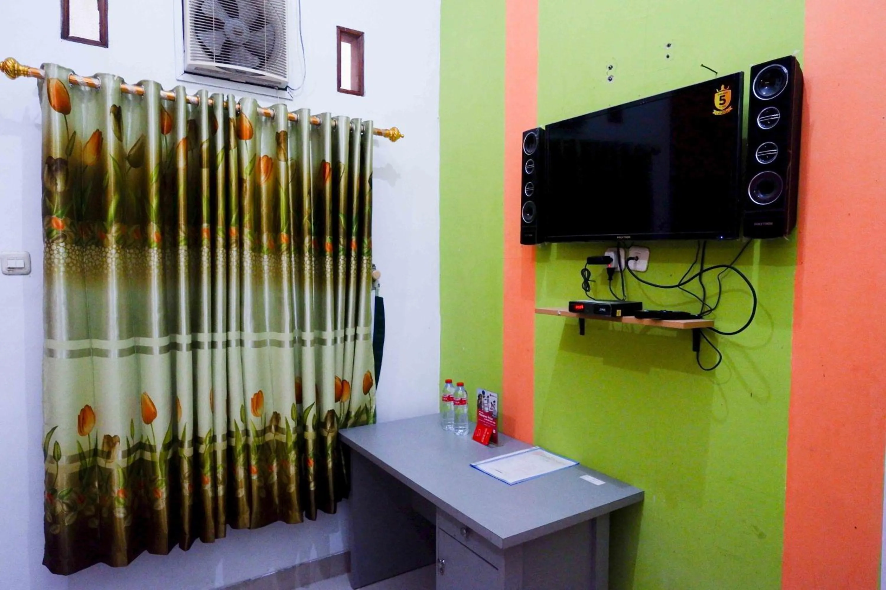 Bedroom in RedDoorz Syariah near RS Mitra Siaga