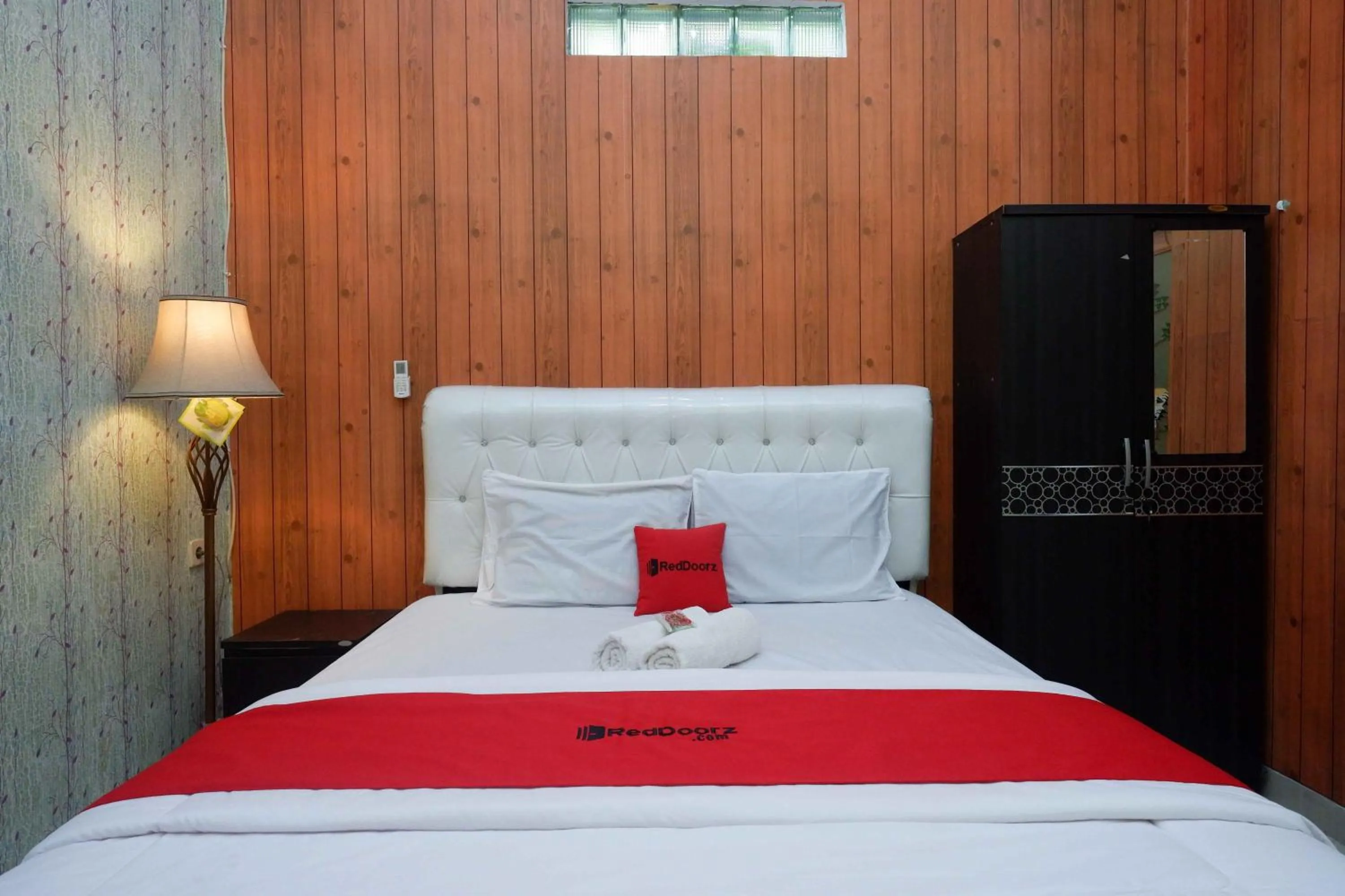 Bedroom, Bed in RedDoorz Syariah near RS Mitra Siaga