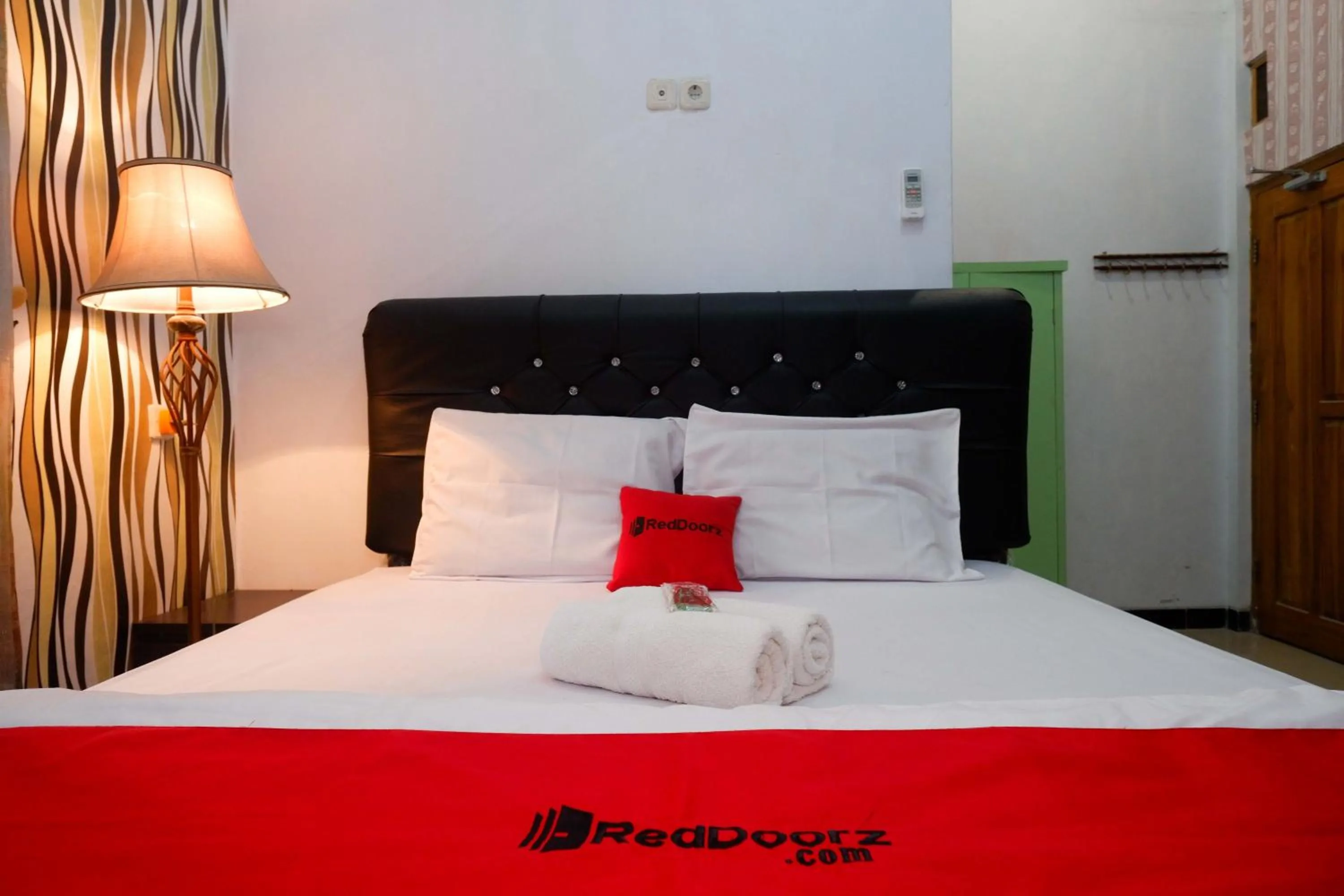 Bedroom, Bed in RedDoorz Syariah near RS Mitra Siaga