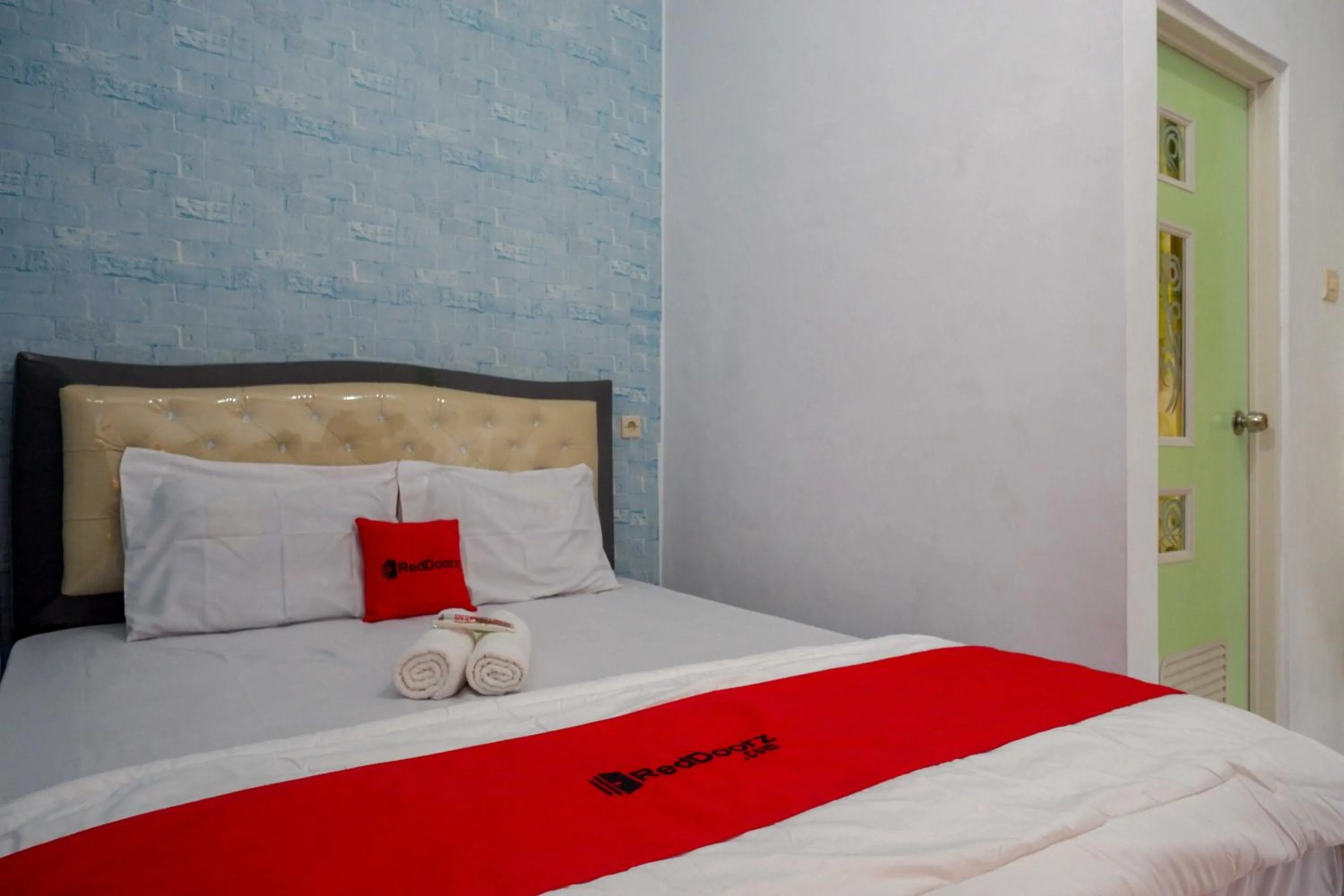 Bedroom, Bed in RedDoorz Syariah near RS Mitra Siaga