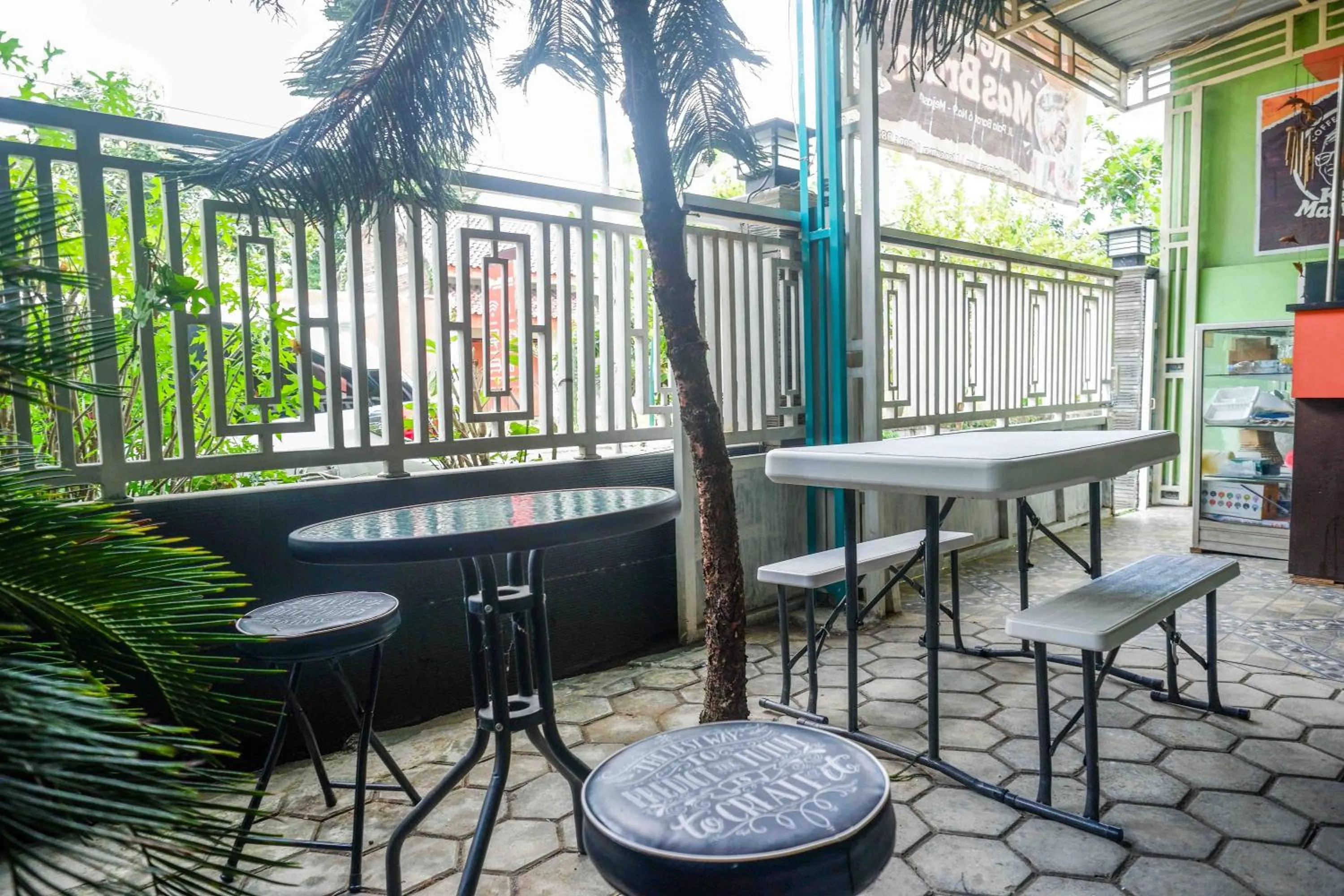 Lobby or reception in RedDoorz Syariah near RS Mitra Siaga