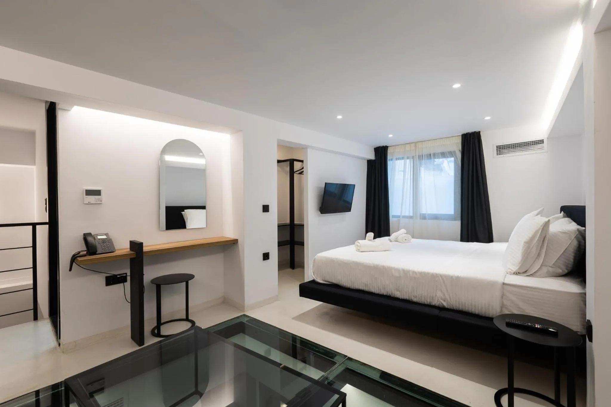 Photo of the whole room, Bed in The Fountain Athens