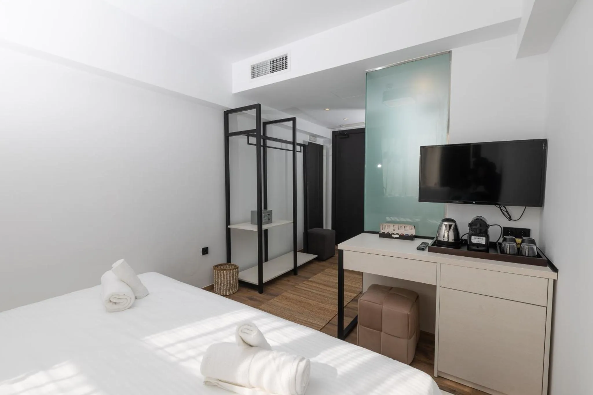 Photo of the whole room, Bed in The Fountain Athens