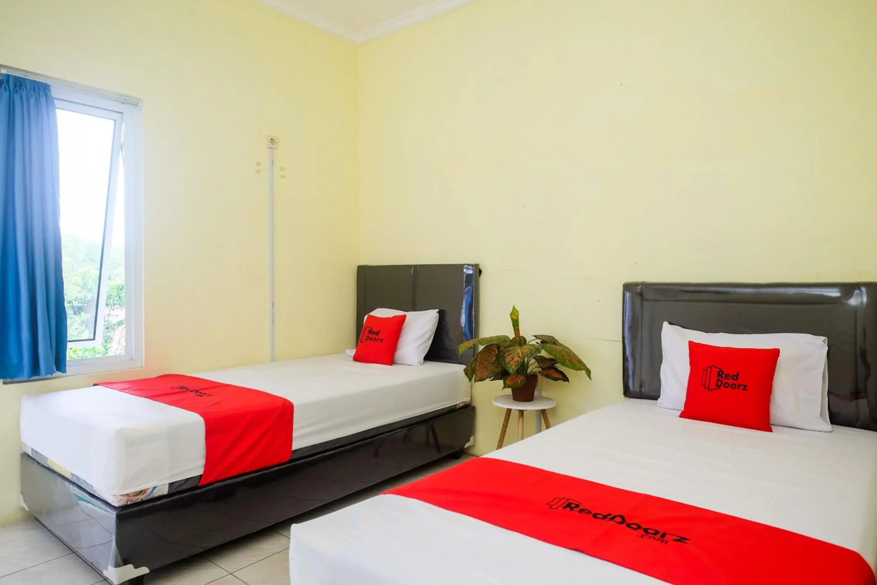 Twin Room in RedDoorz near RS Permata Medika Ngaliyan Semarang Twin Room in RedDoorz near RS Permata Medika Ngaliyan Semarang