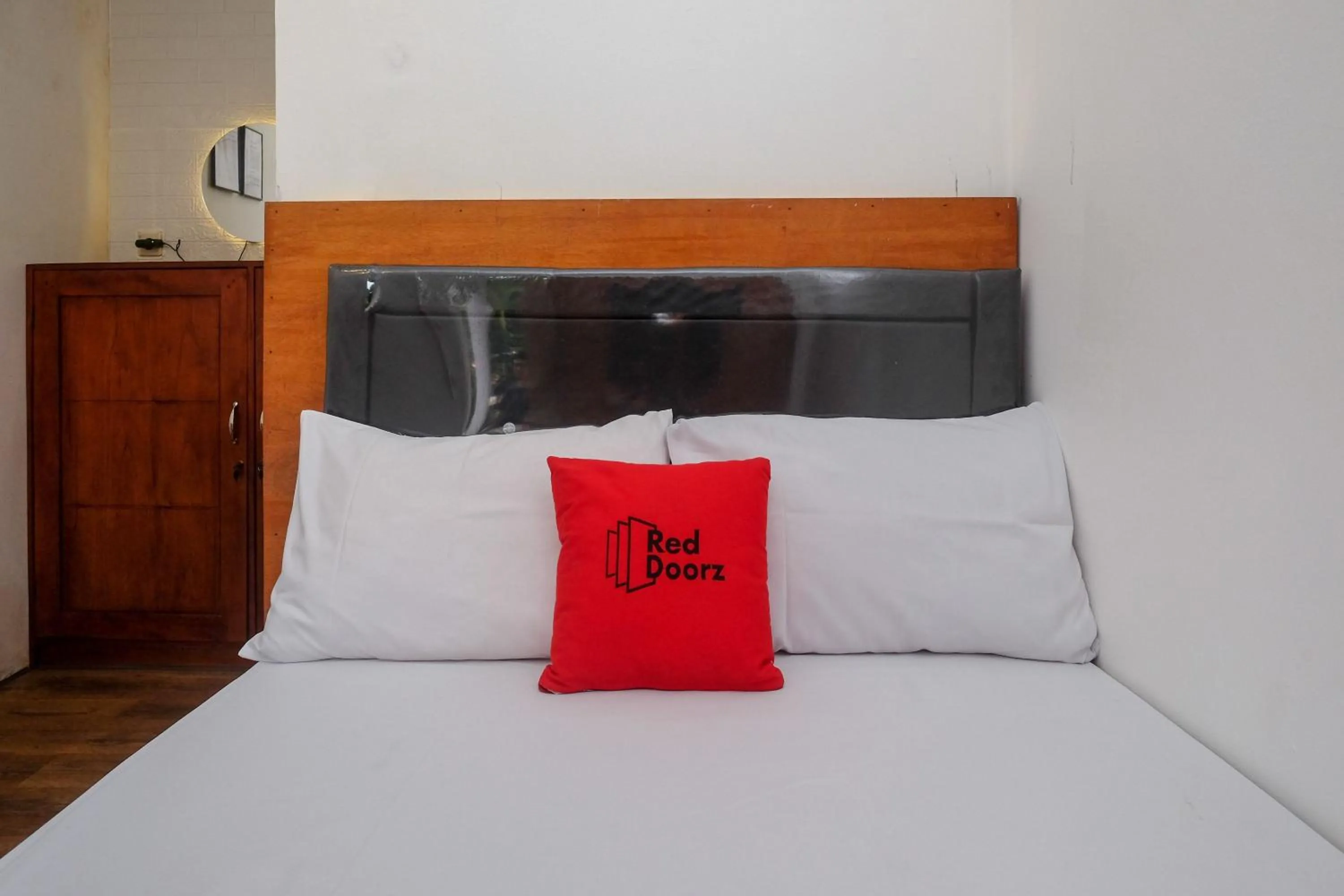 Bedroom, Bed in RedDoorz near RS Permata Medika Ngaliyan Semarang