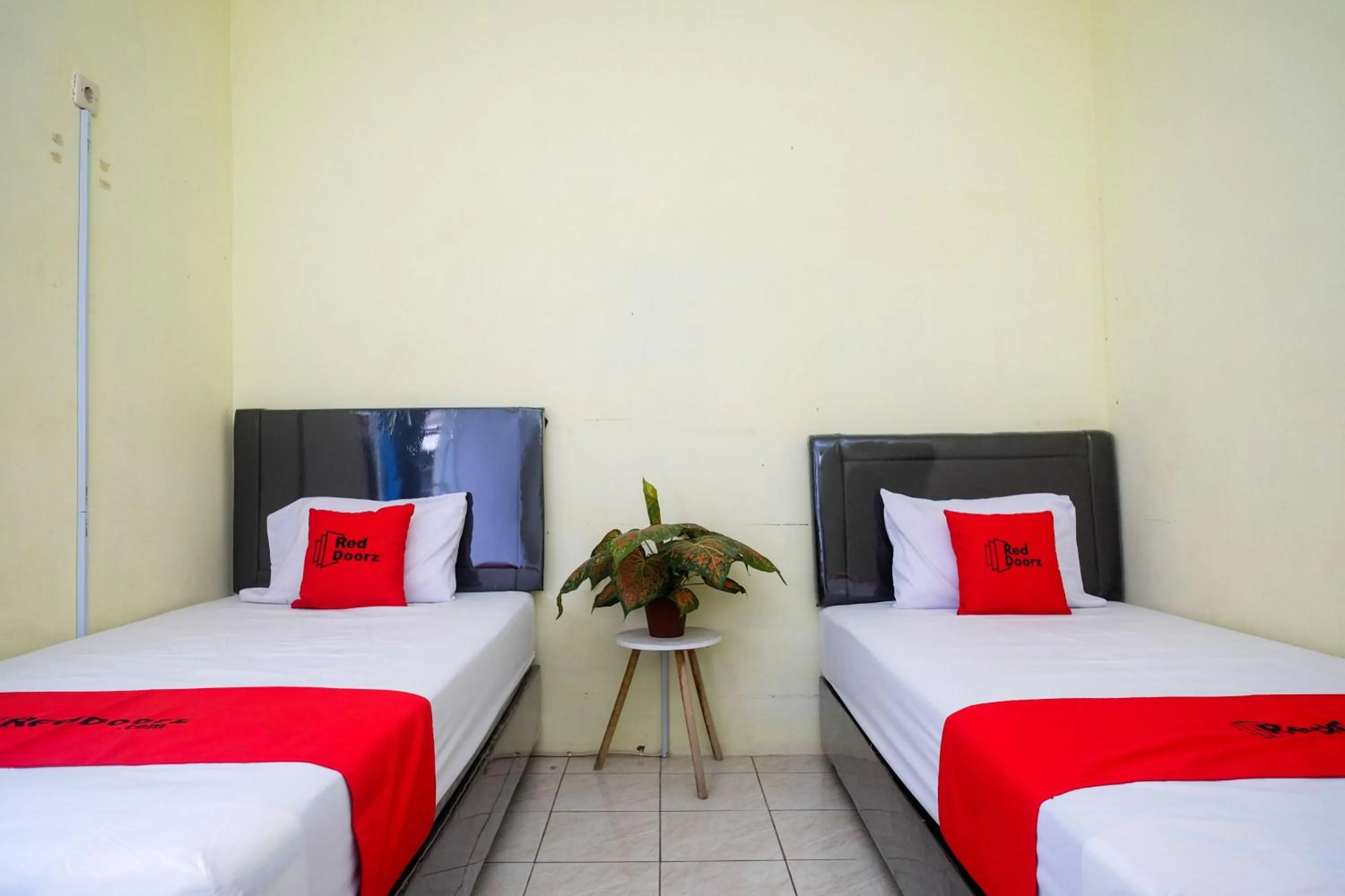 Bedroom, Bed in RedDoorz near RS Permata Medika Ngaliyan Semarang