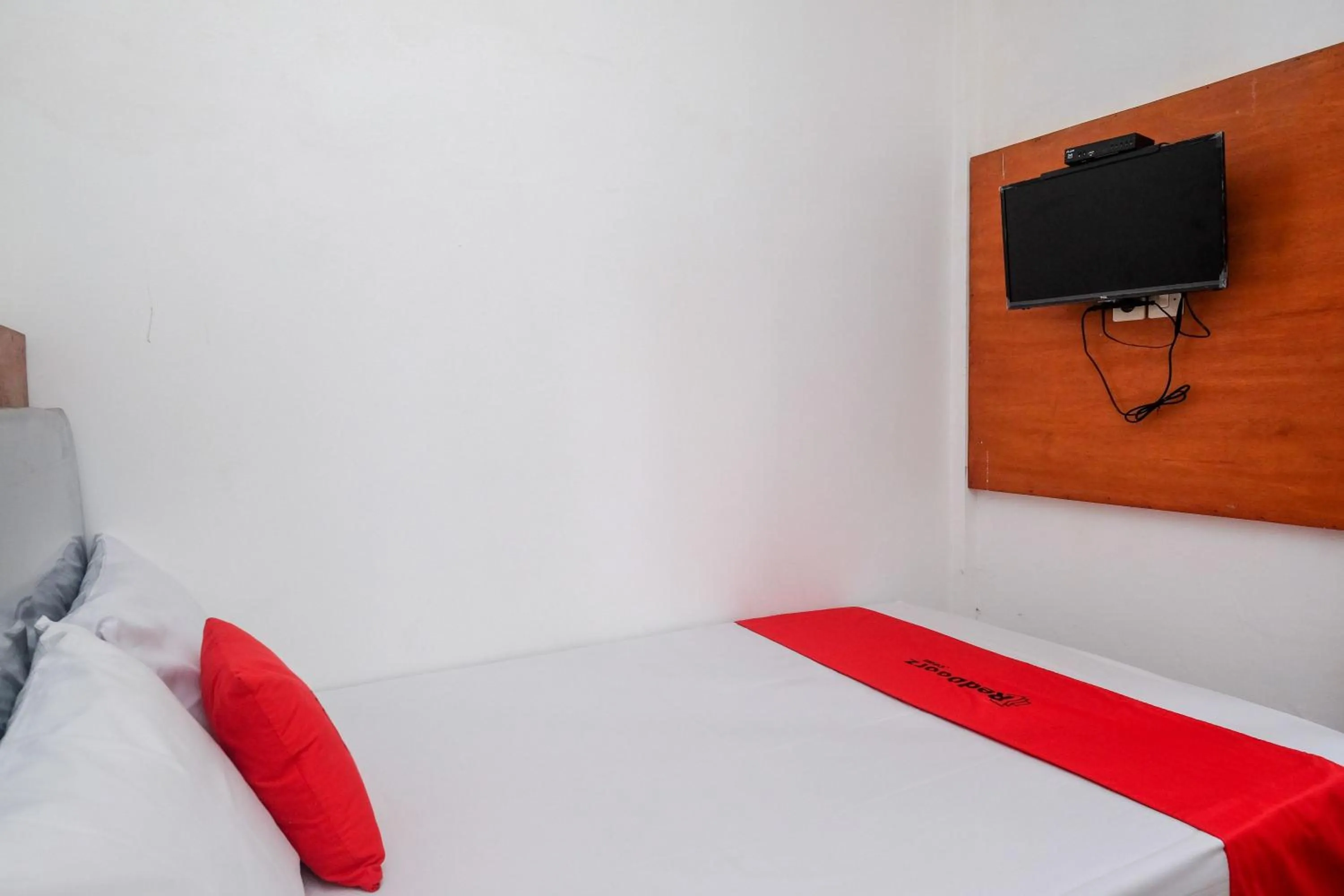 Bedroom, Bed in RedDoorz near RS Permata Medika Ngaliyan Semarang