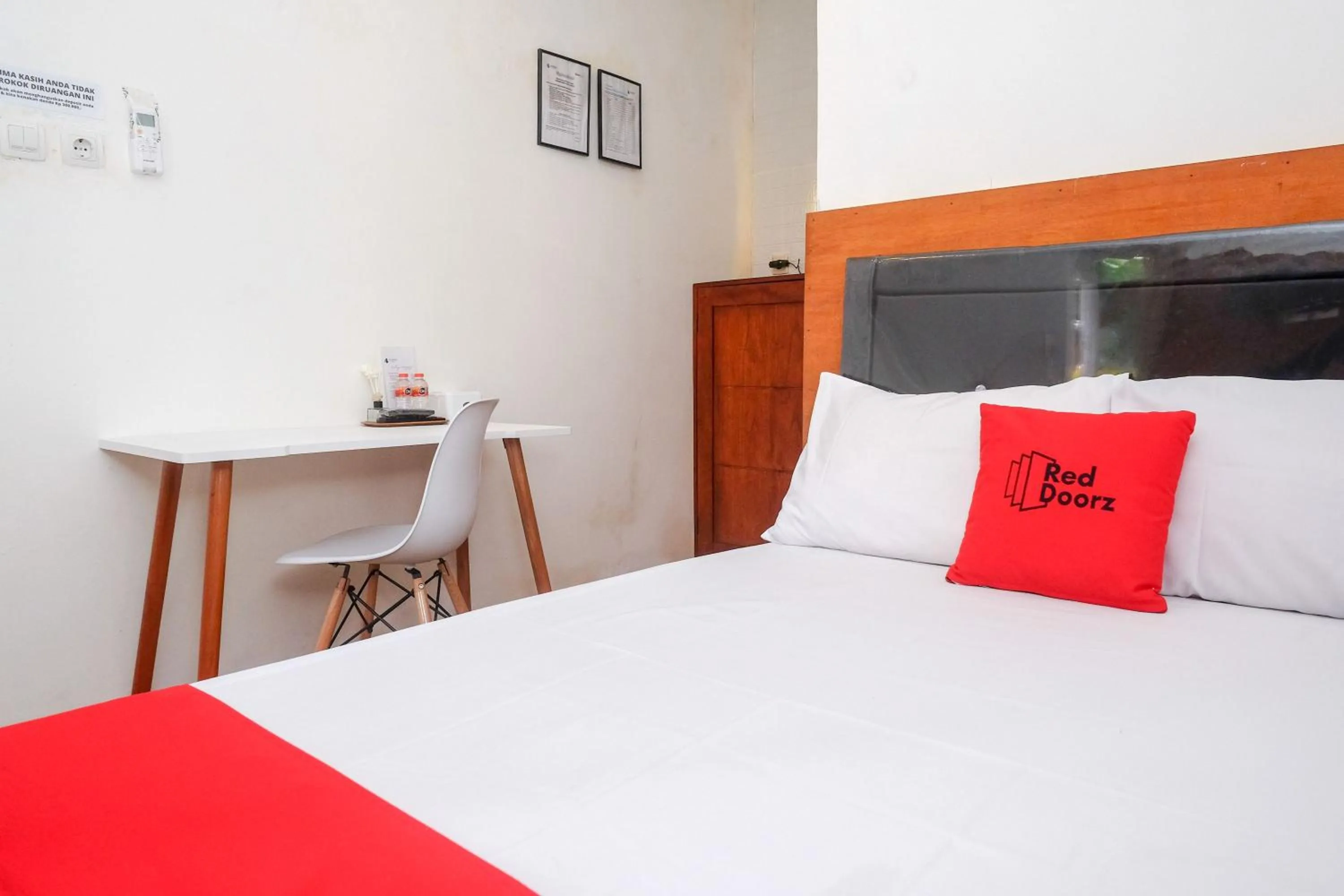 Bedroom, Bed in RedDoorz near RS Permata Medika Ngaliyan Semarang