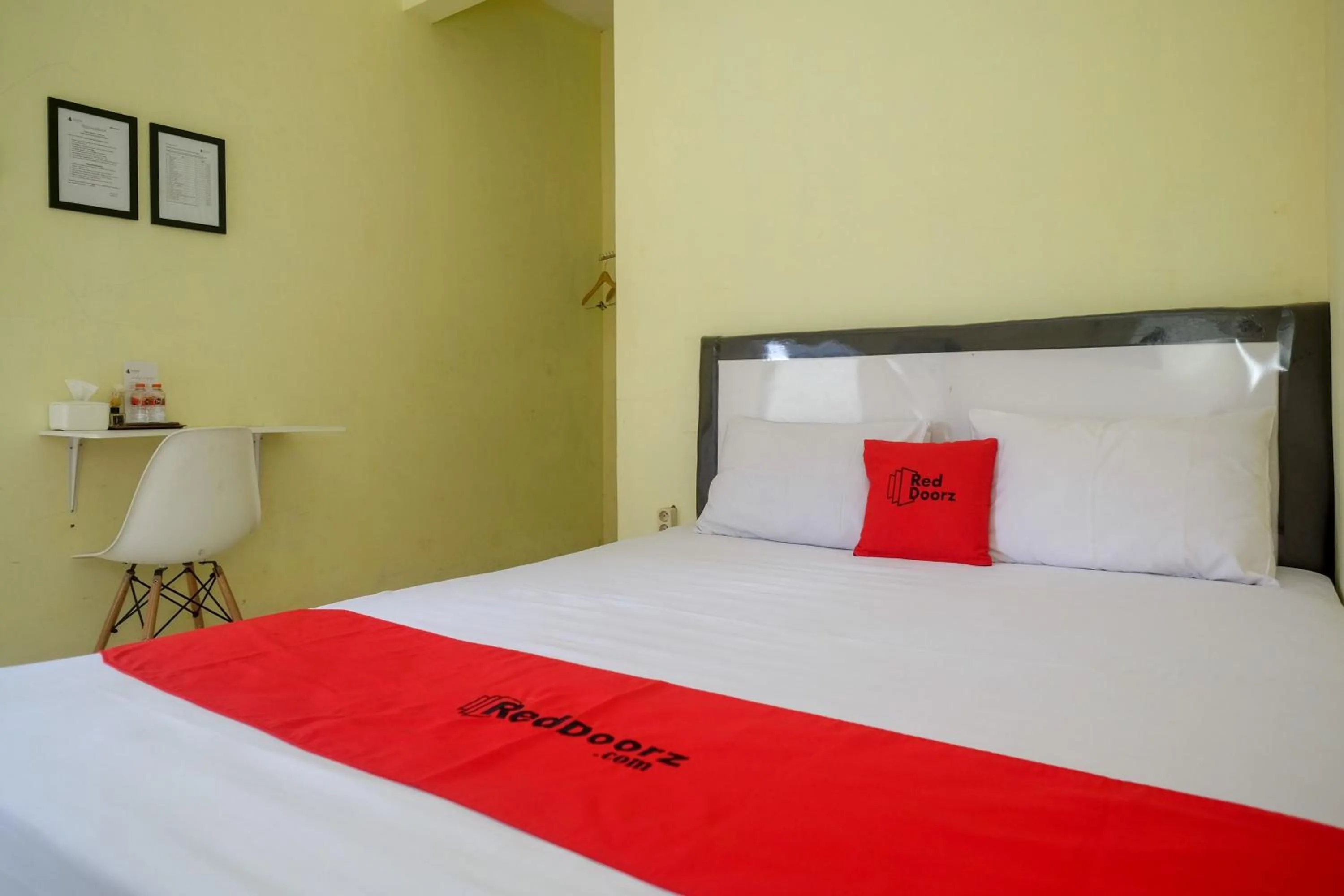 Bedroom, Bed in RedDoorz near RS Permata Medika Ngaliyan Semarang