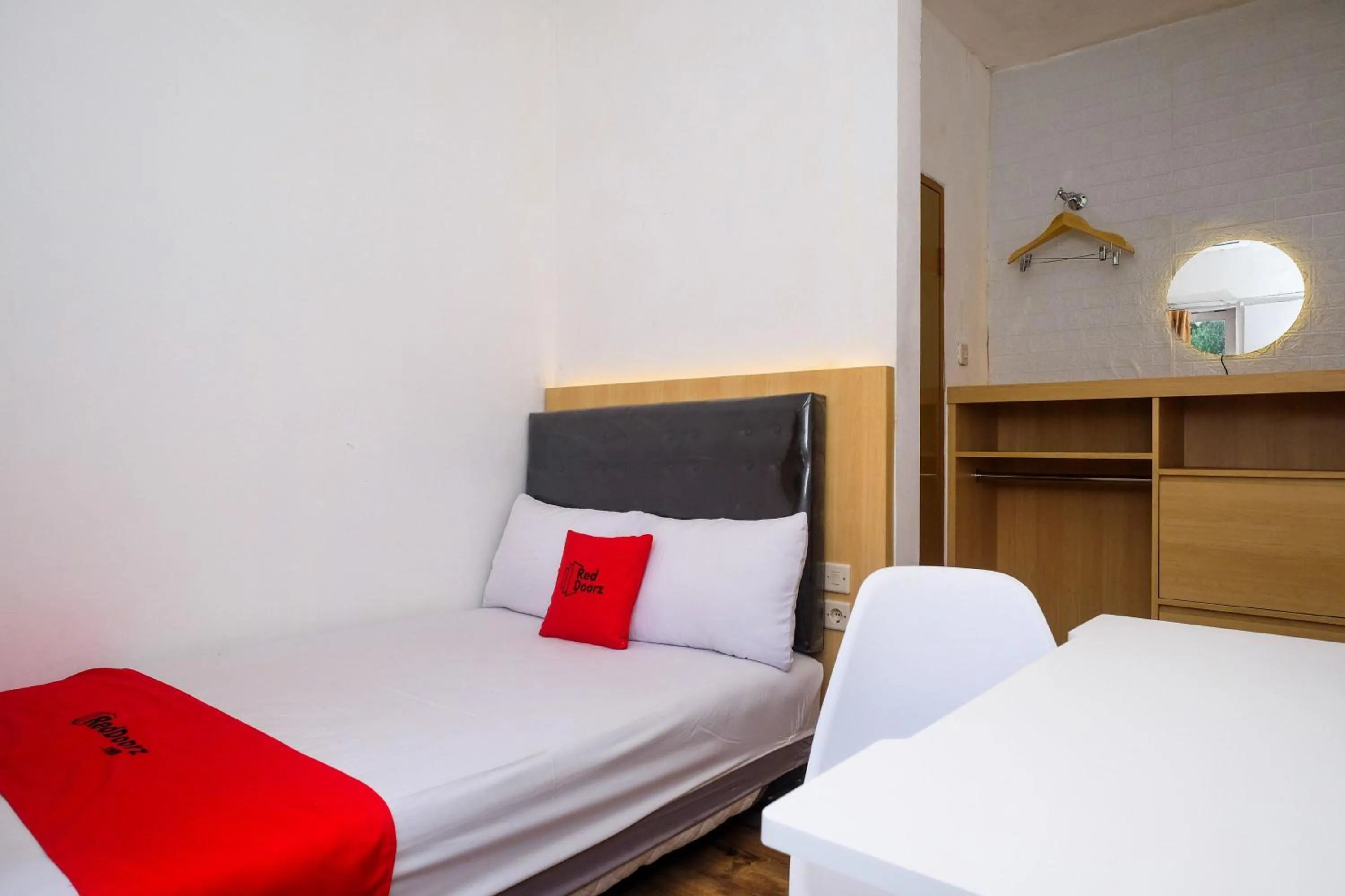 Bedroom, Bed in RedDoorz near RS Permata Medika Ngaliyan Semarang