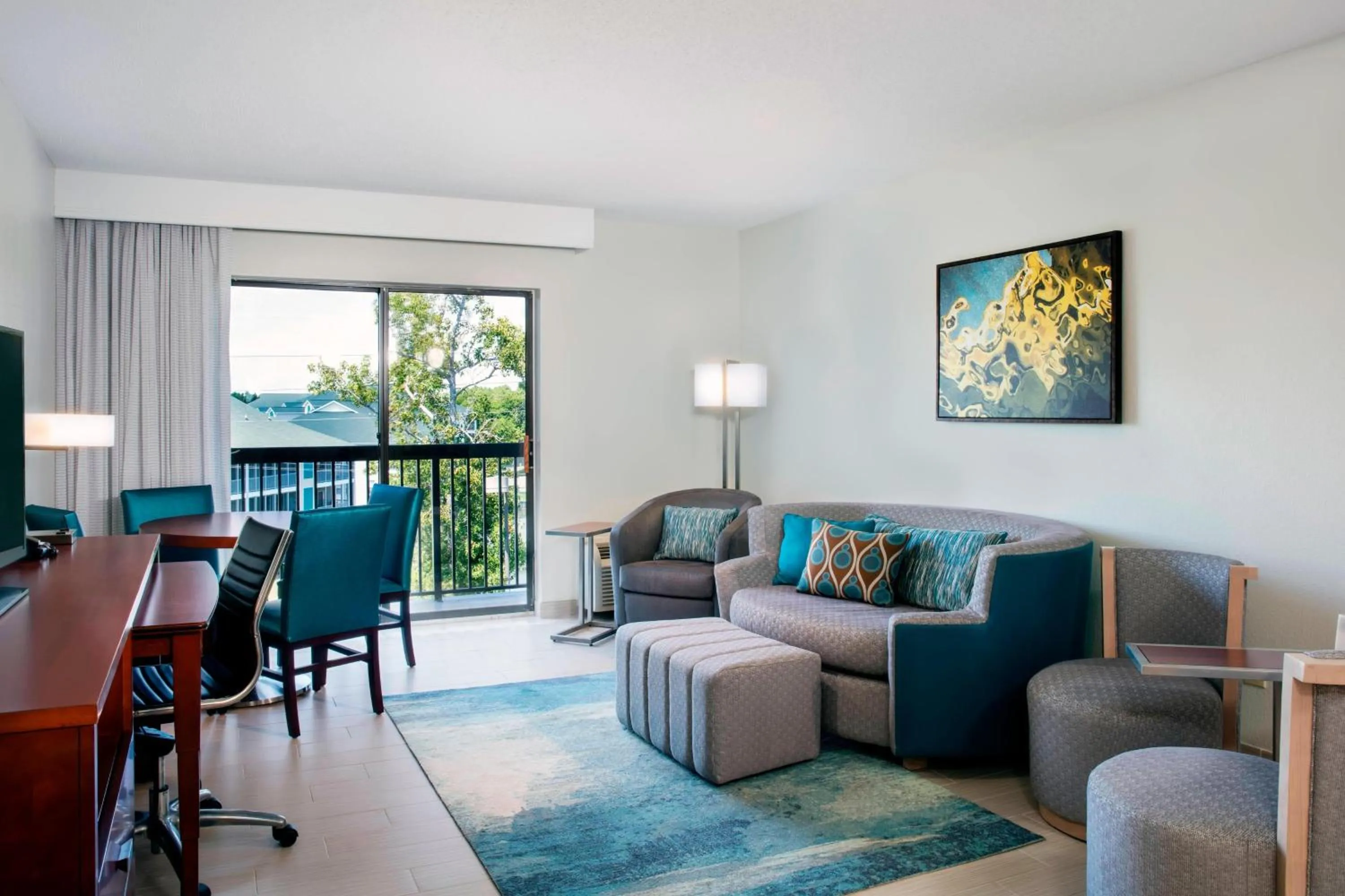 Living room in Courtyard by Marriott Myrtle Beach Barefoot Landing