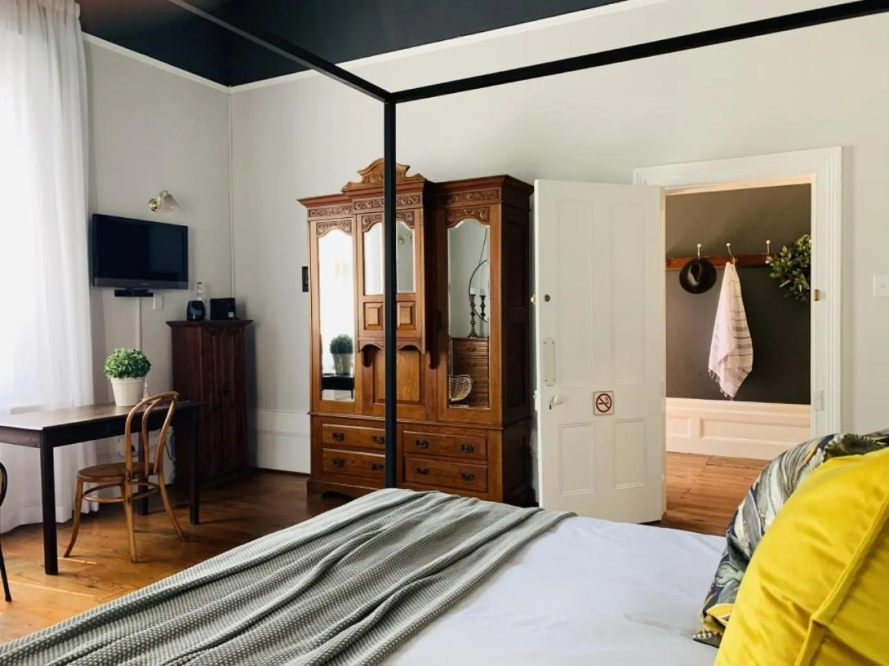 Photo of the whole room, Bed in de Wingerd B & B