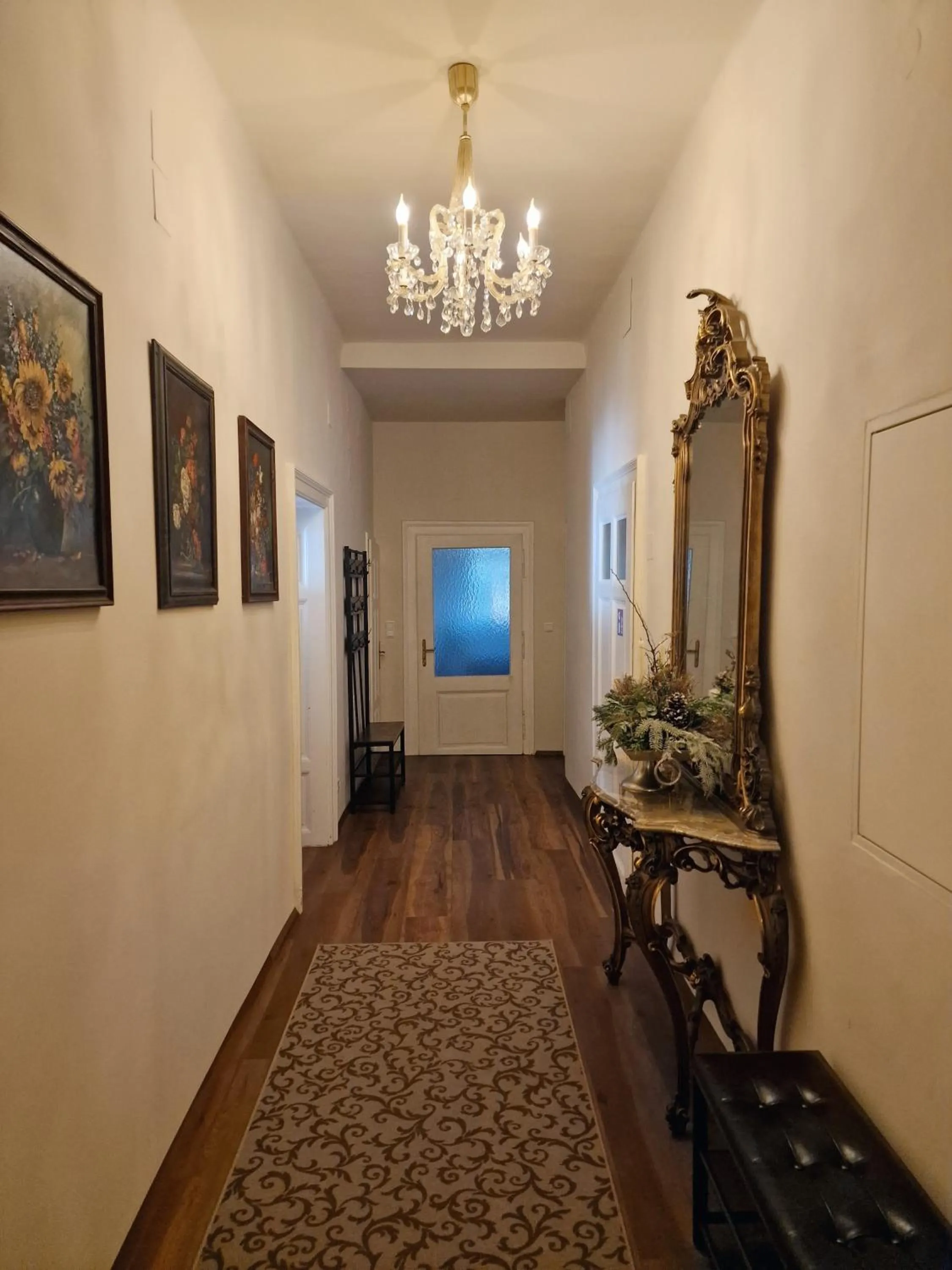 Facade/entrance in Palais Kneissl