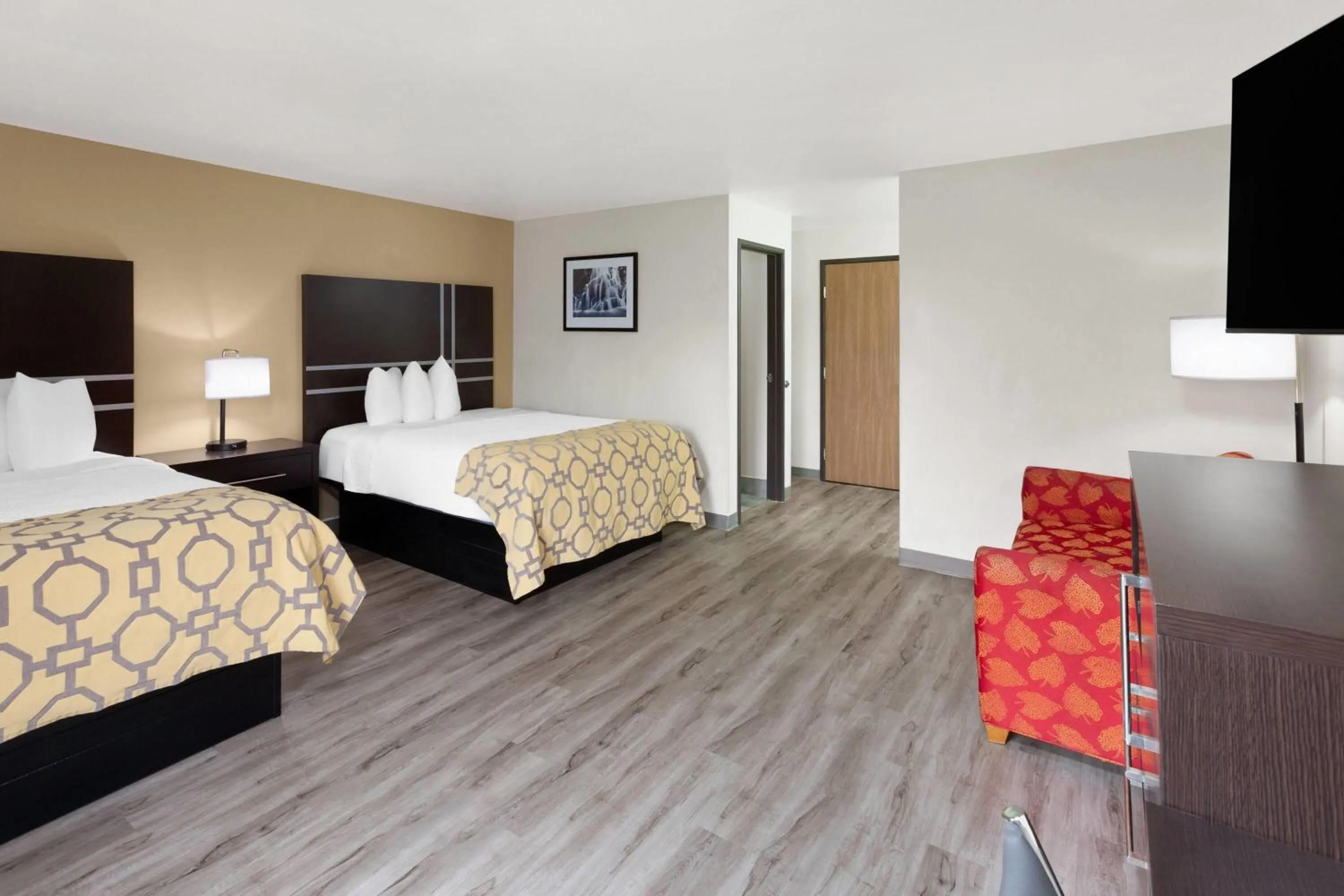 Photo of the whole room, Bed in Baymont by Wyndham Green Bay