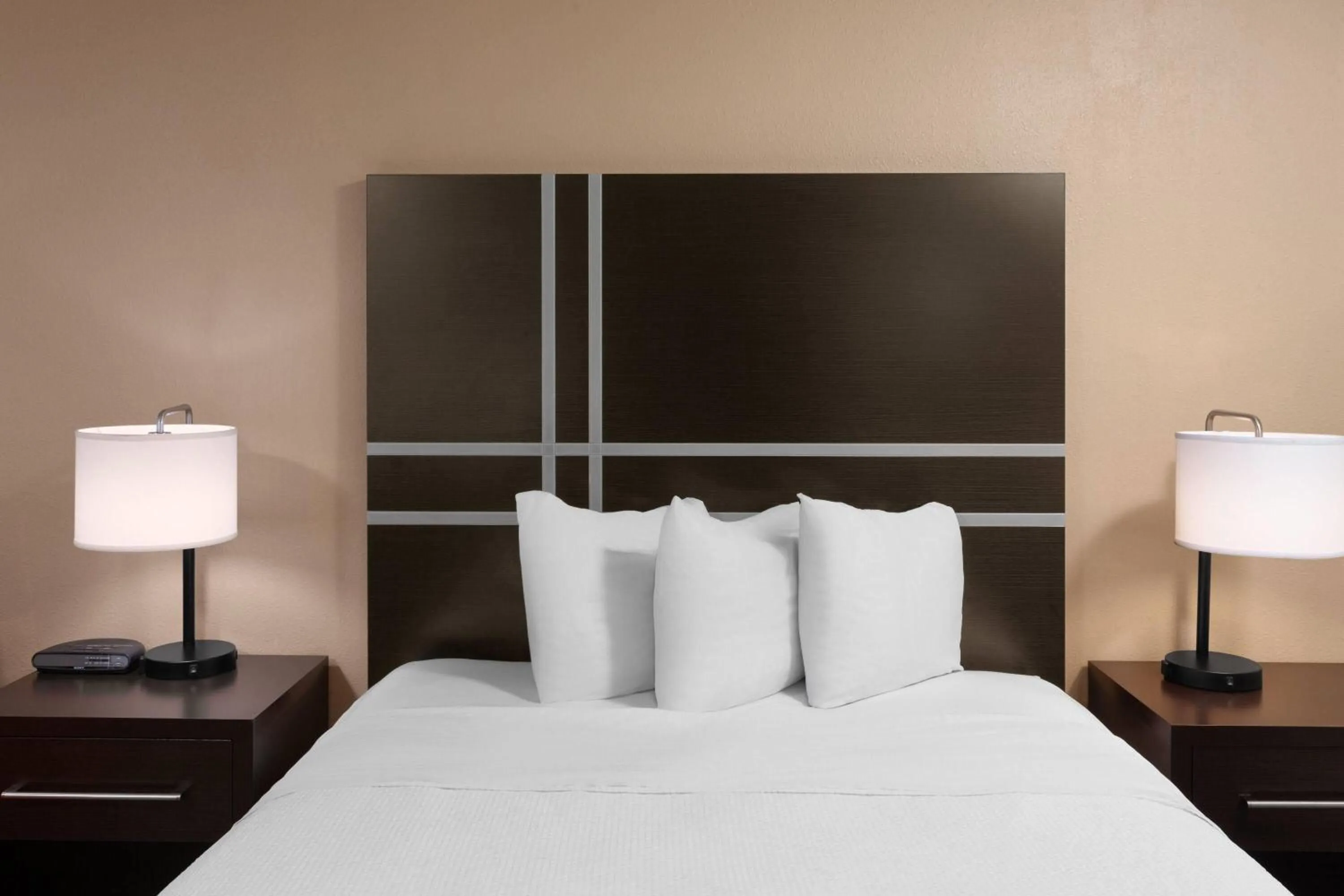 Photo of the whole room, Bed in Baymont by Wyndham Green Bay