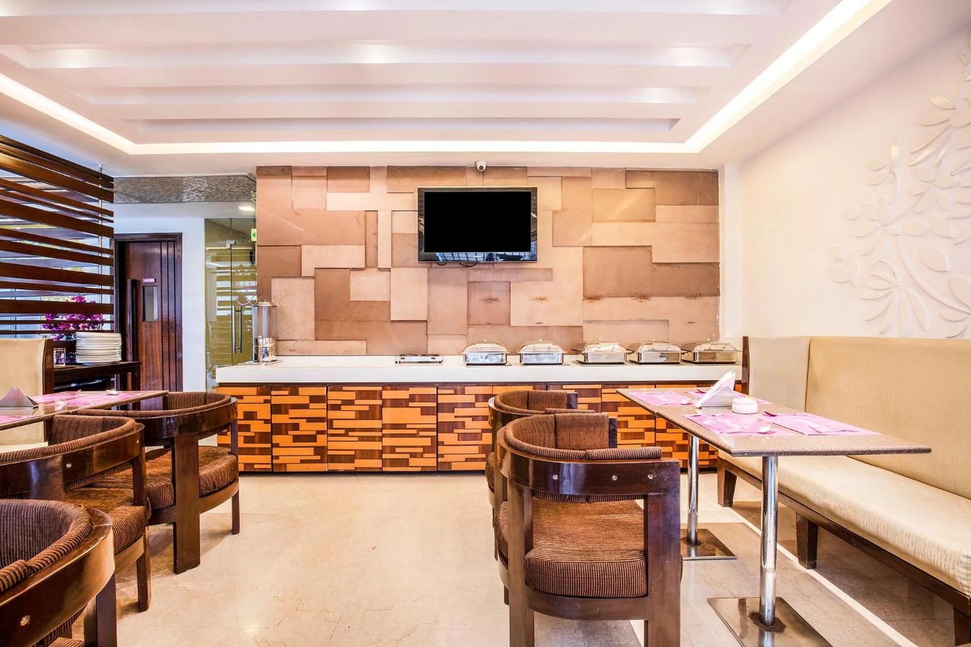 Restaurant/places to eat in Jasmine Boutique Hotel Jasola