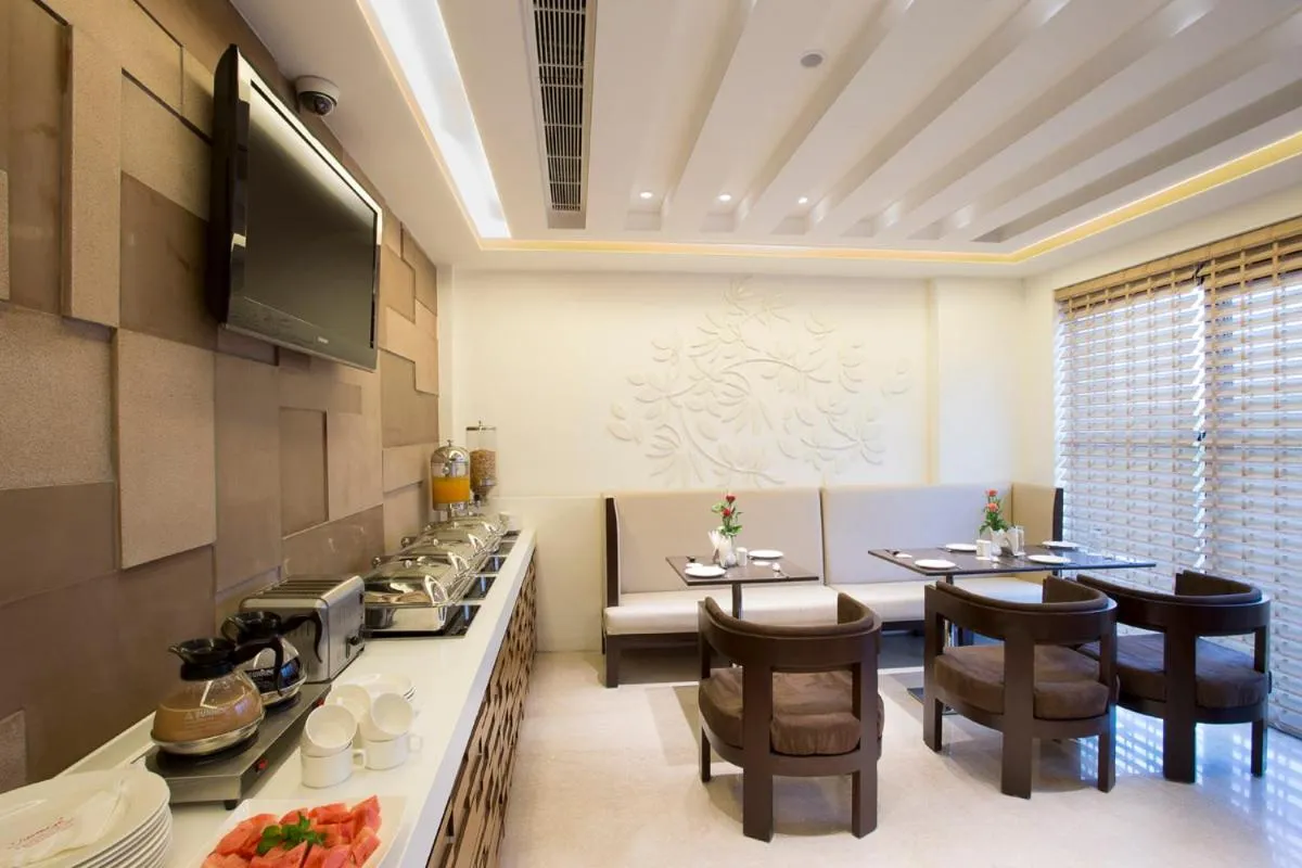 Restaurant/places to eat in Jasmine Boutique Hotel Jasola