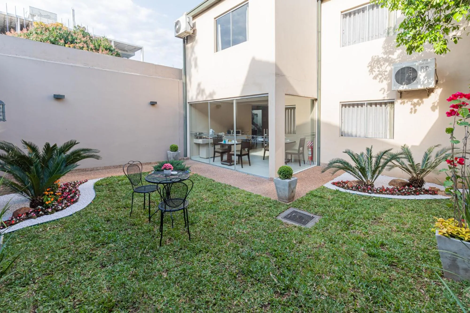 Garden view in Faro Norte Suites