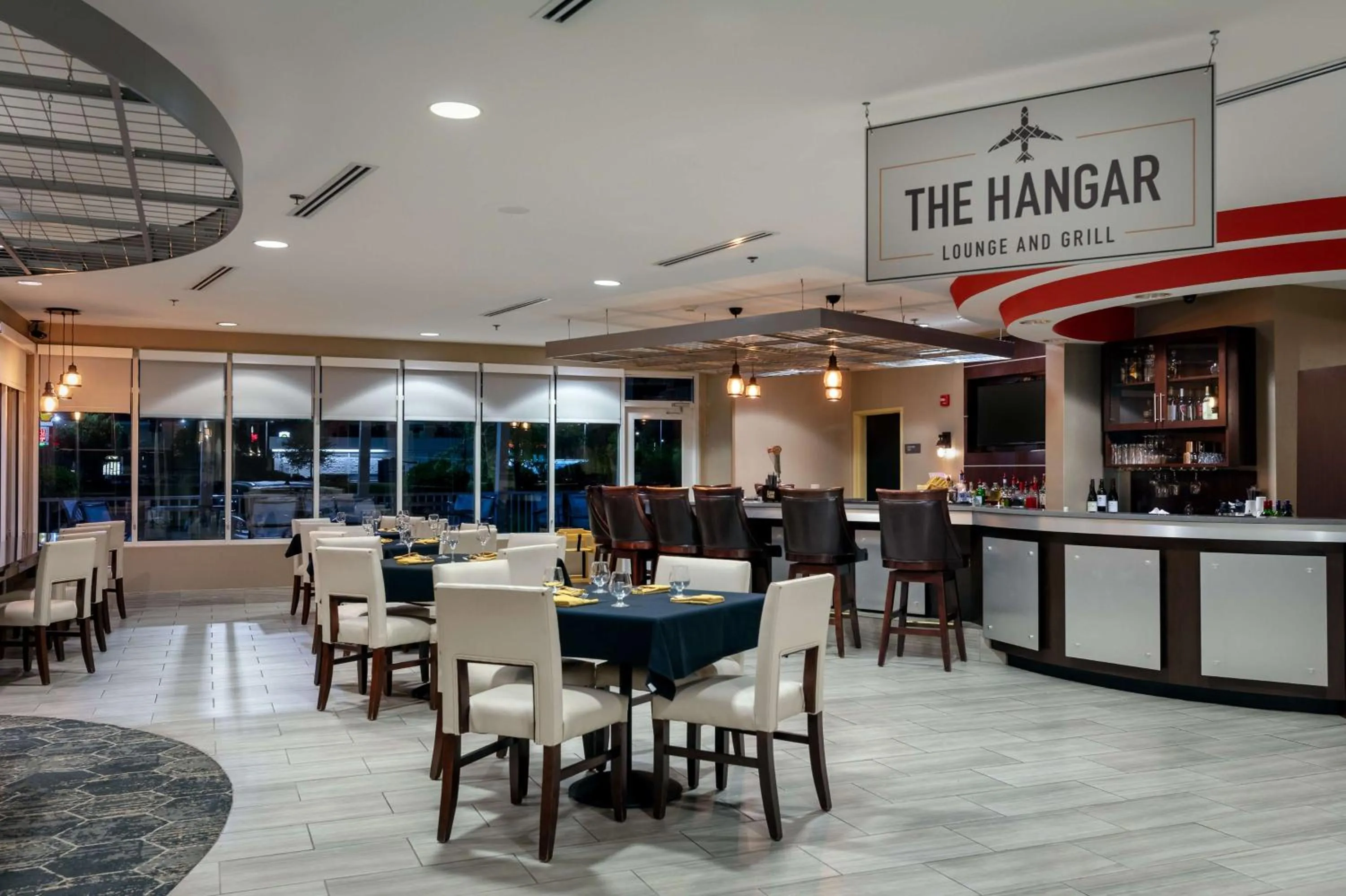 Restaurant/places to eat in DoubleTree by Hilton Hotel Savannah Airport