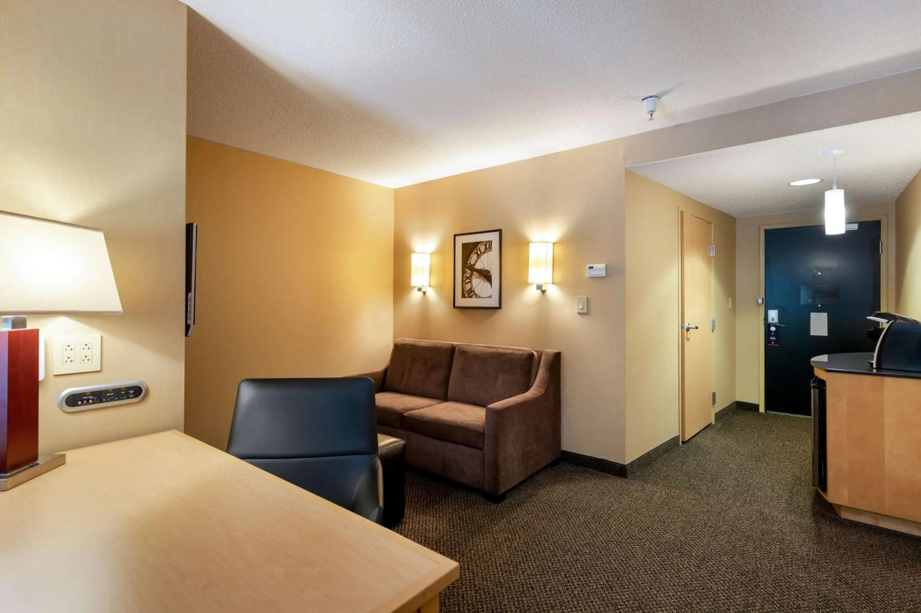 Bedroom, Bed in DoubleTree by Hilton Hotel Savannah Airport