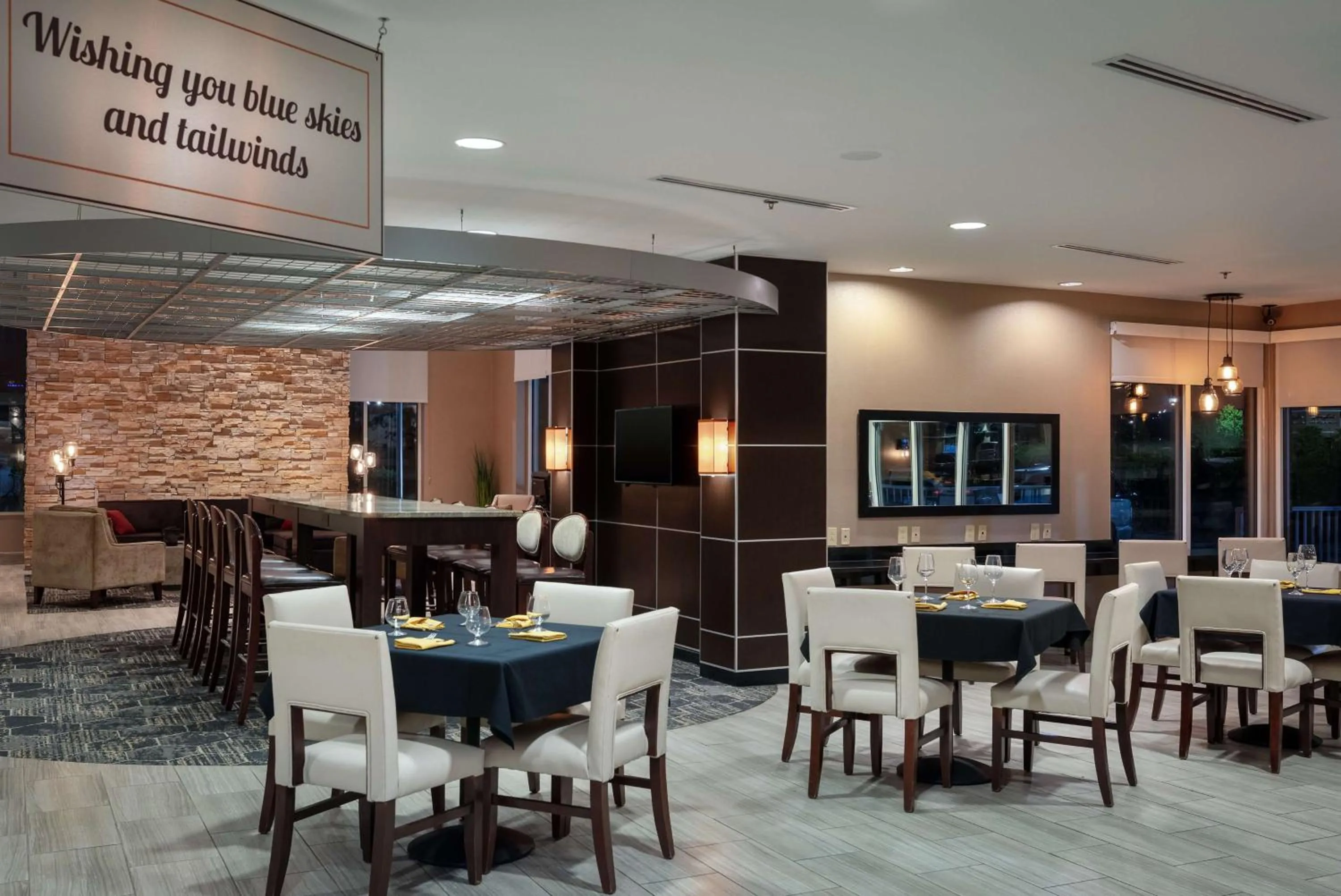 Restaurant/places to eat in DoubleTree by Hilton Hotel Savannah Airport