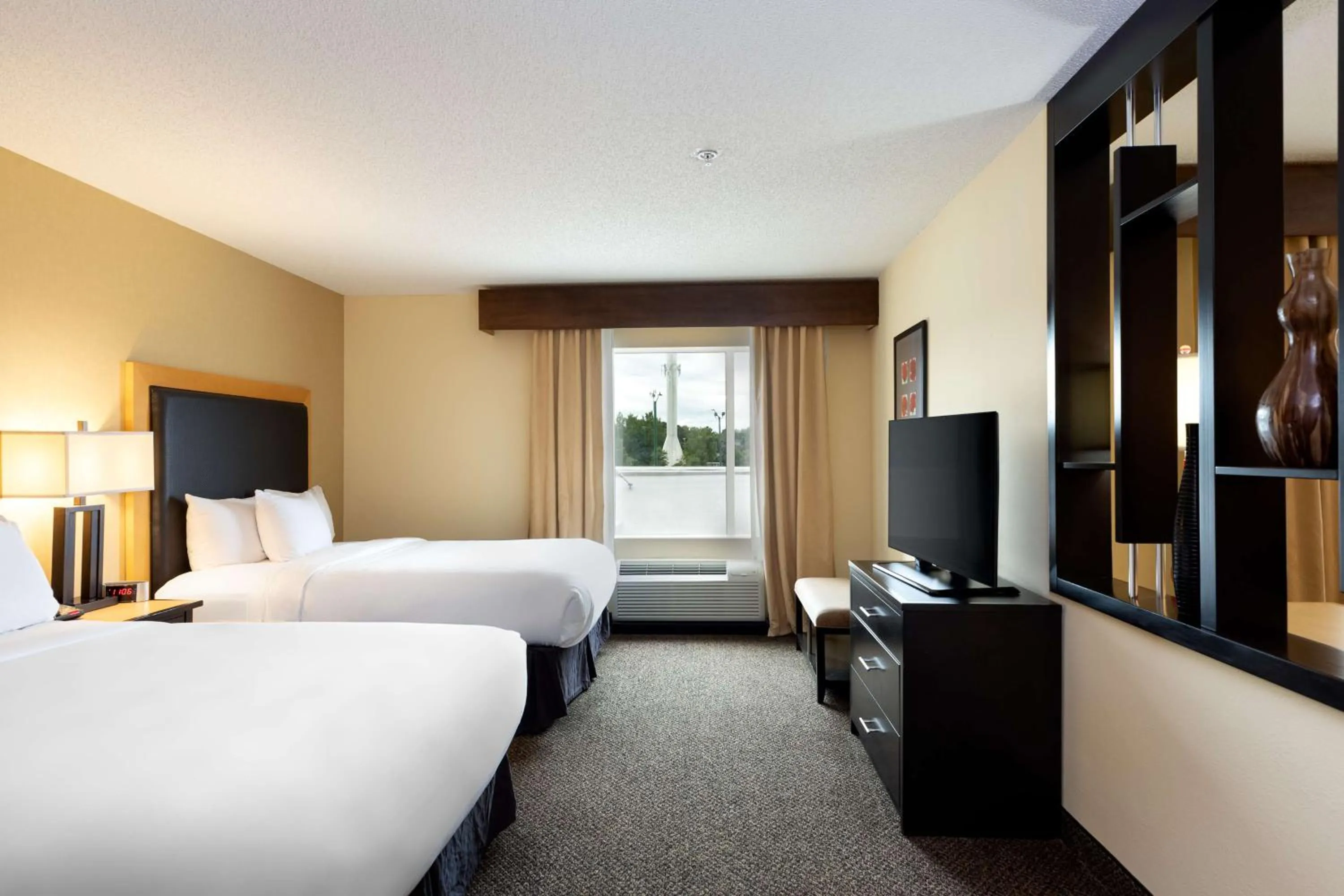 Bedroom, Bed in DoubleTree by Hilton Hotel Savannah Airport