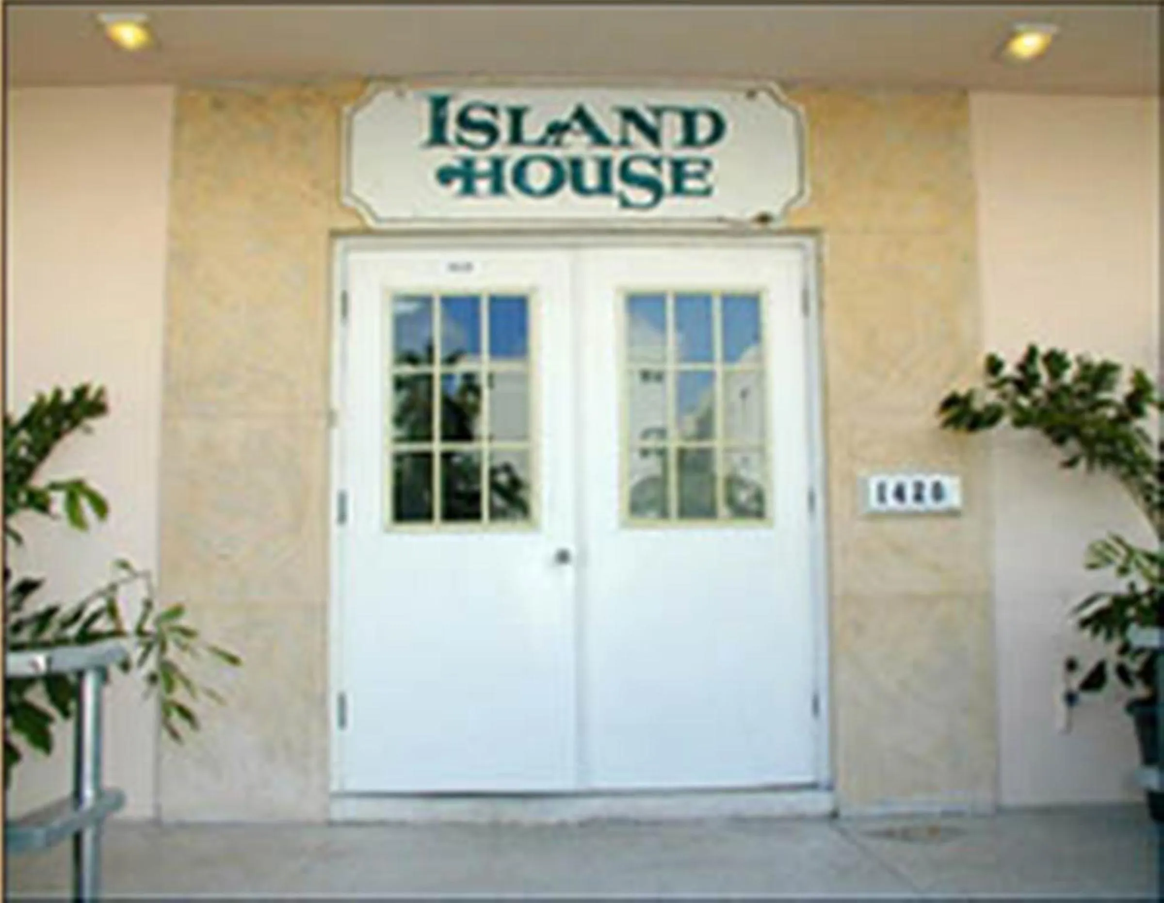 Facade/entrance in Island House South Beach