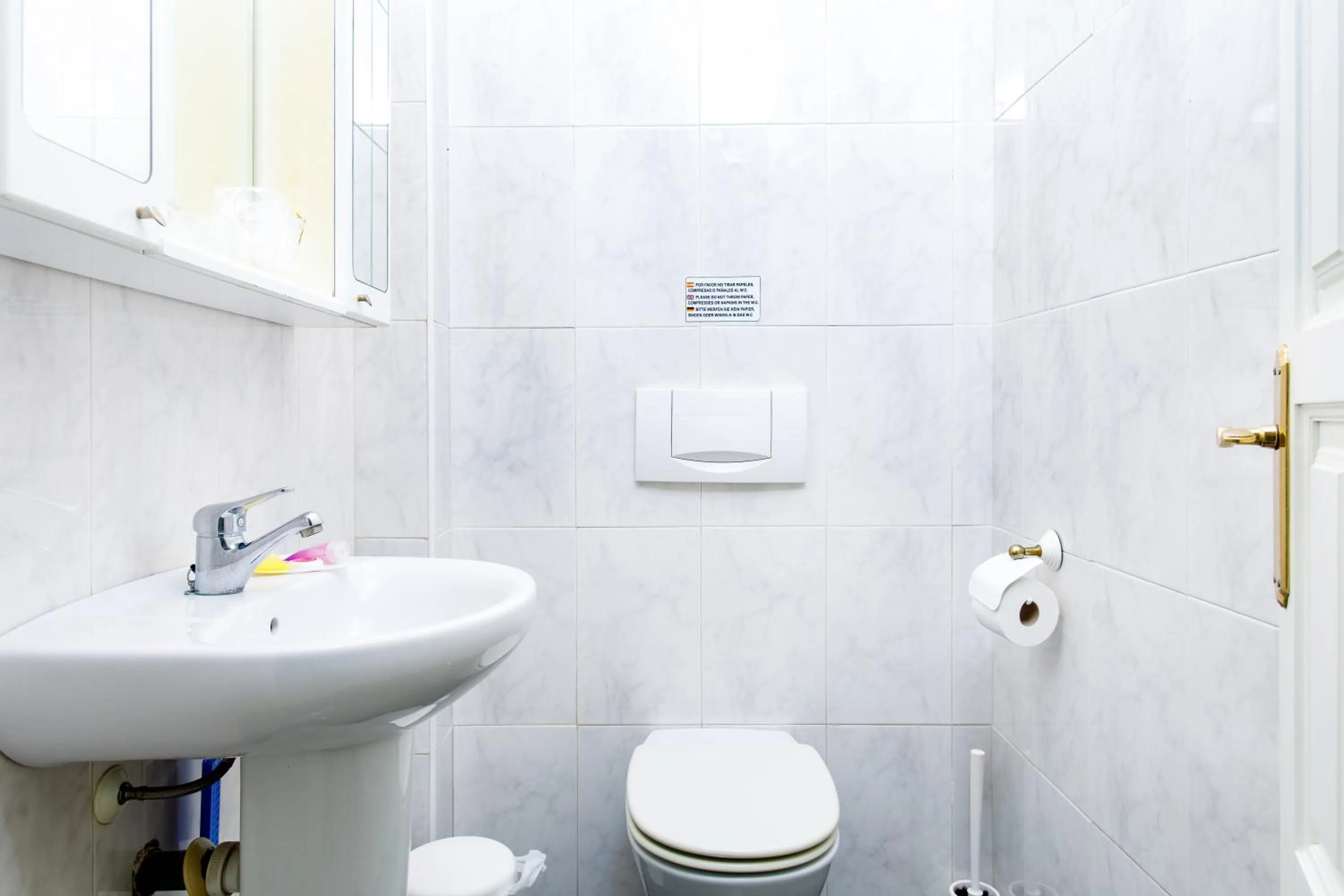 Toilet in AT Almoraide Rooms Suites