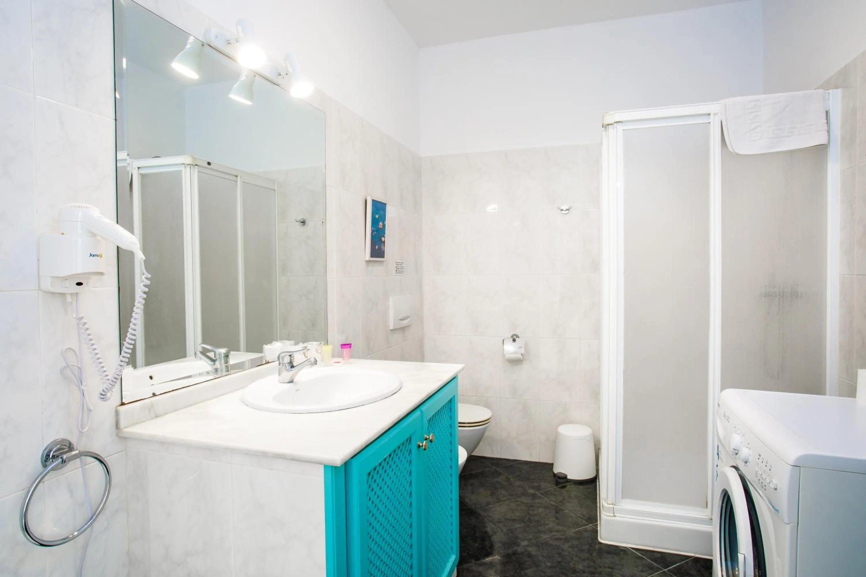 Shower in AT Almoraide Rooms Suites