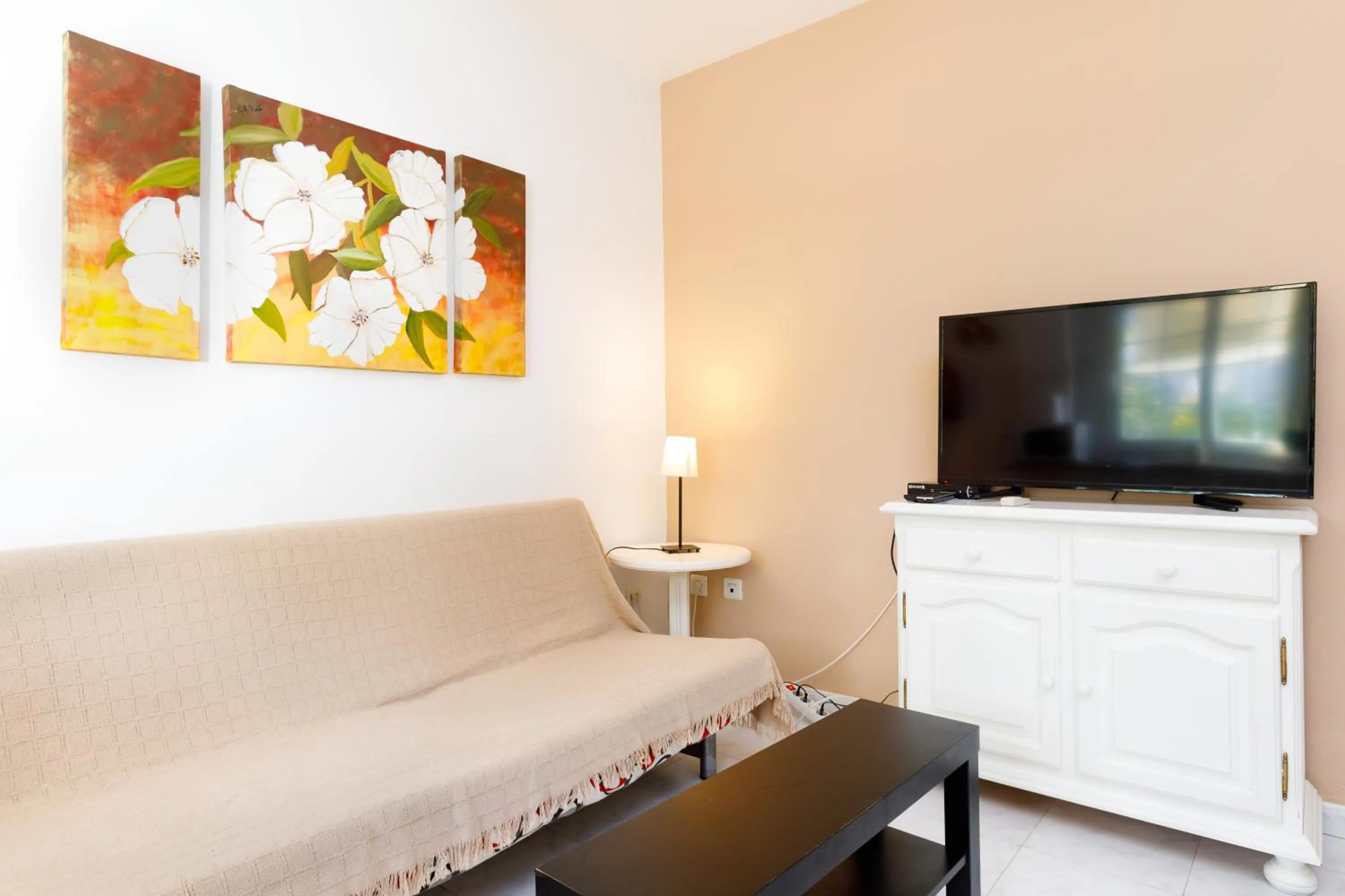 TV and multimedia in AT Almoraide Rooms Suites