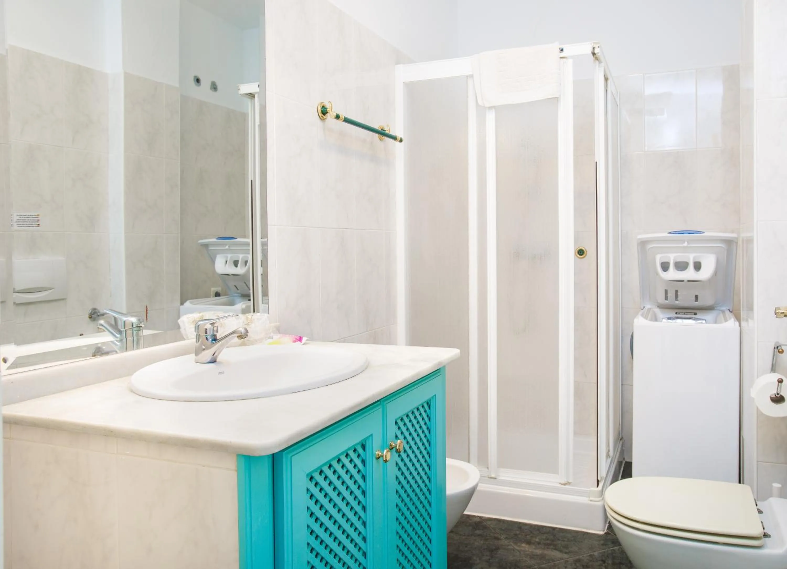 Shower in AT Almoraide Rooms Suites