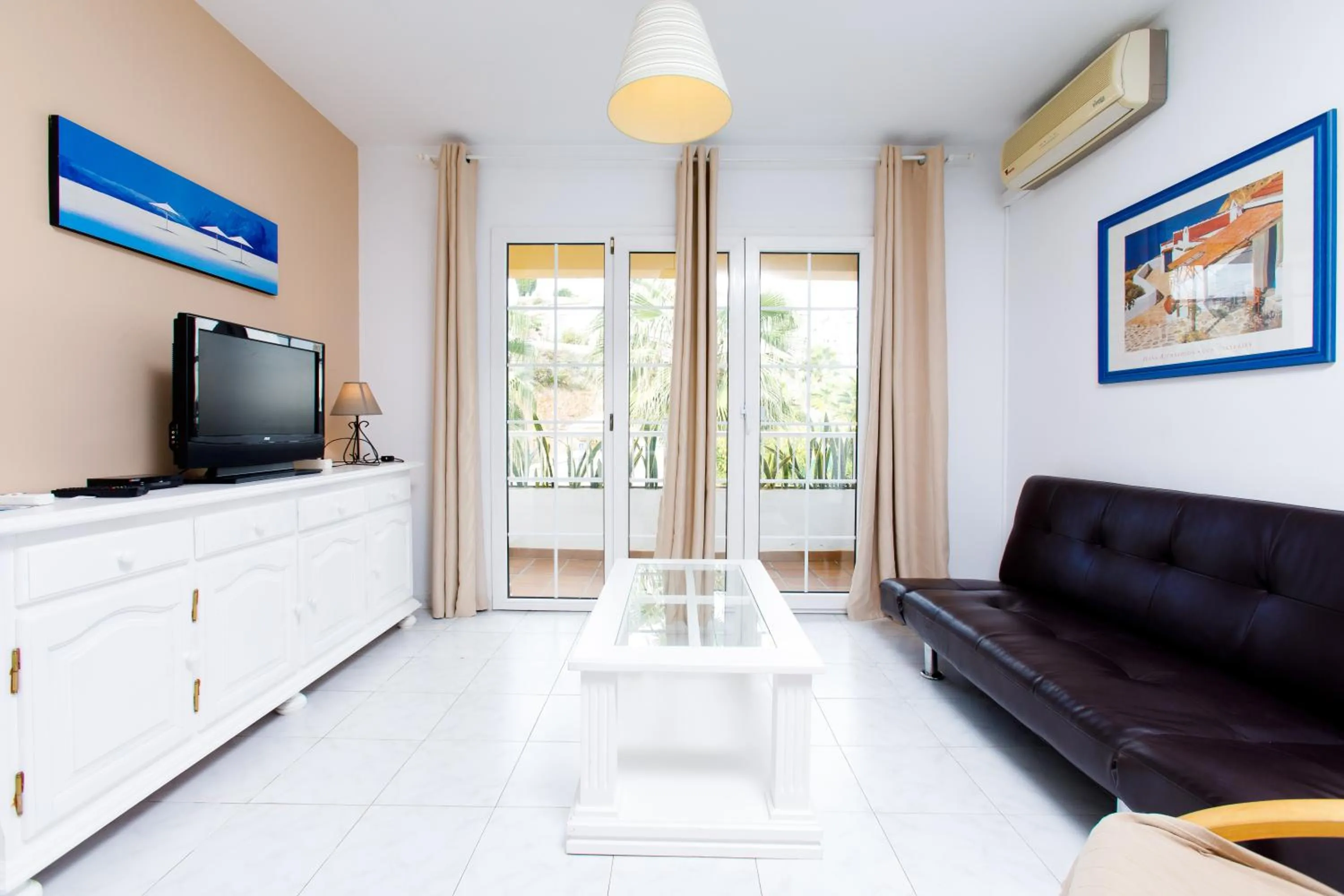 TV and multimedia in AT Almoraide Rooms Suites