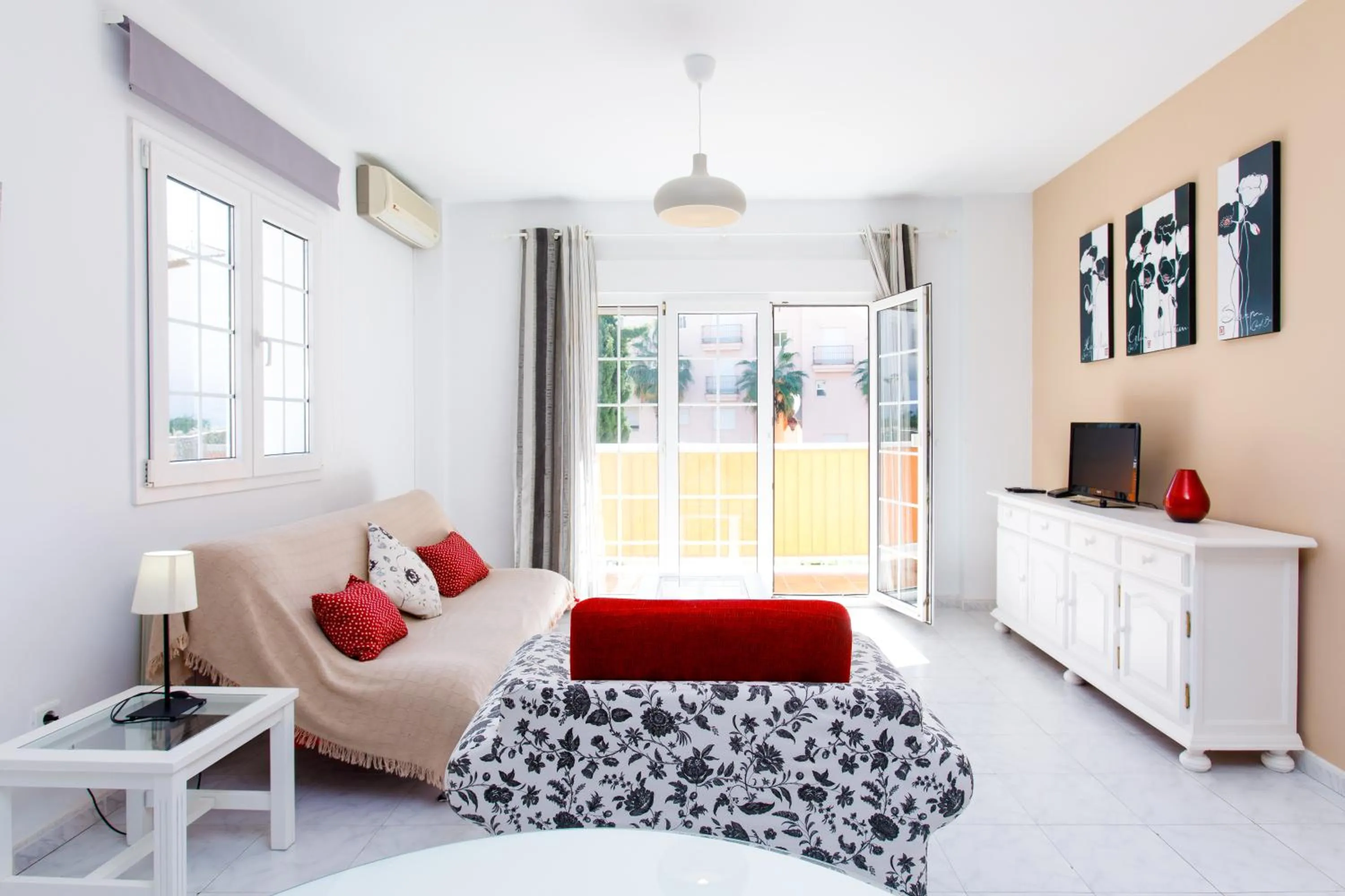 TV and multimedia in AT Almoraide Rooms Suites