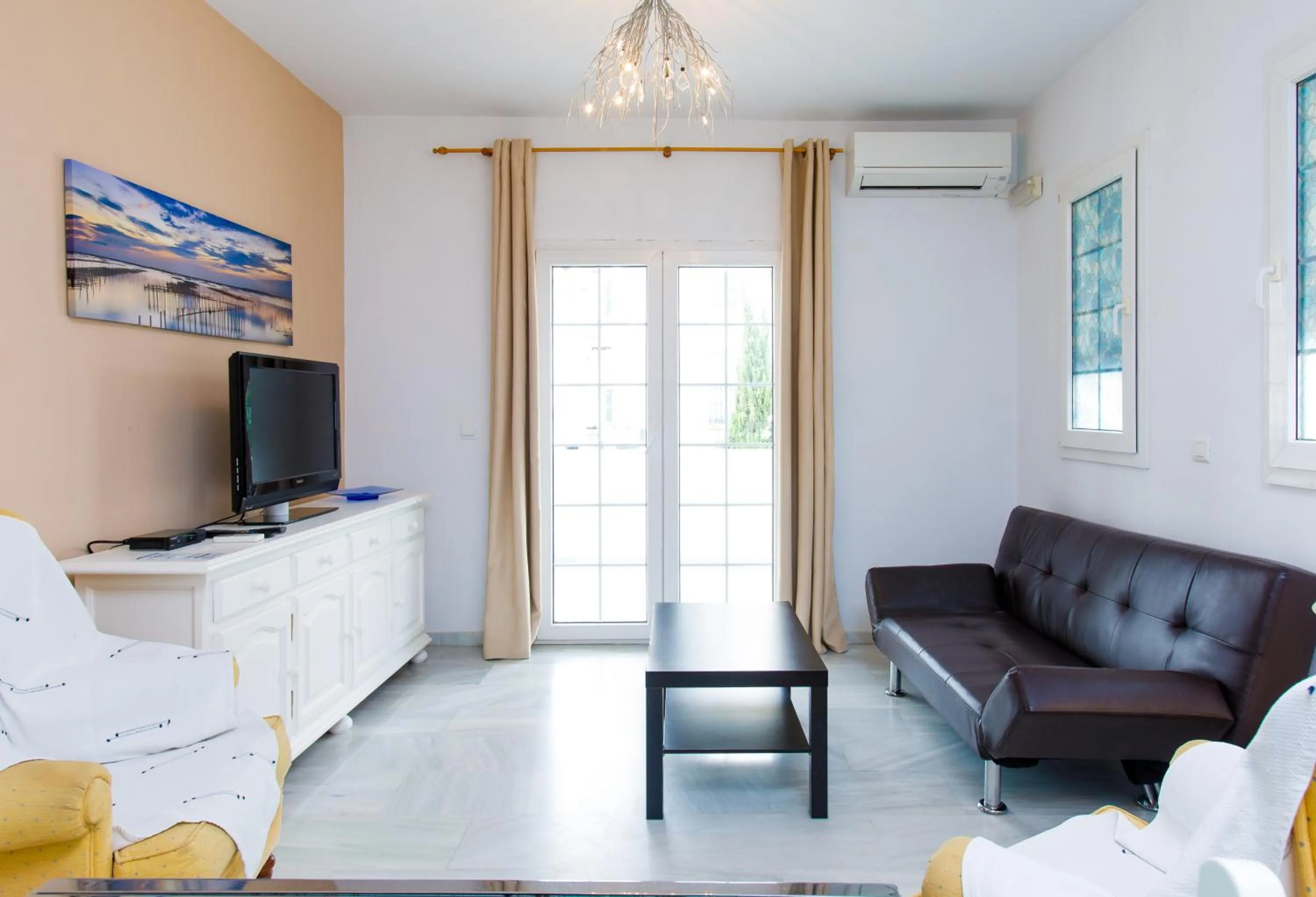 TV and multimedia in AT Almoraide Rooms Suites