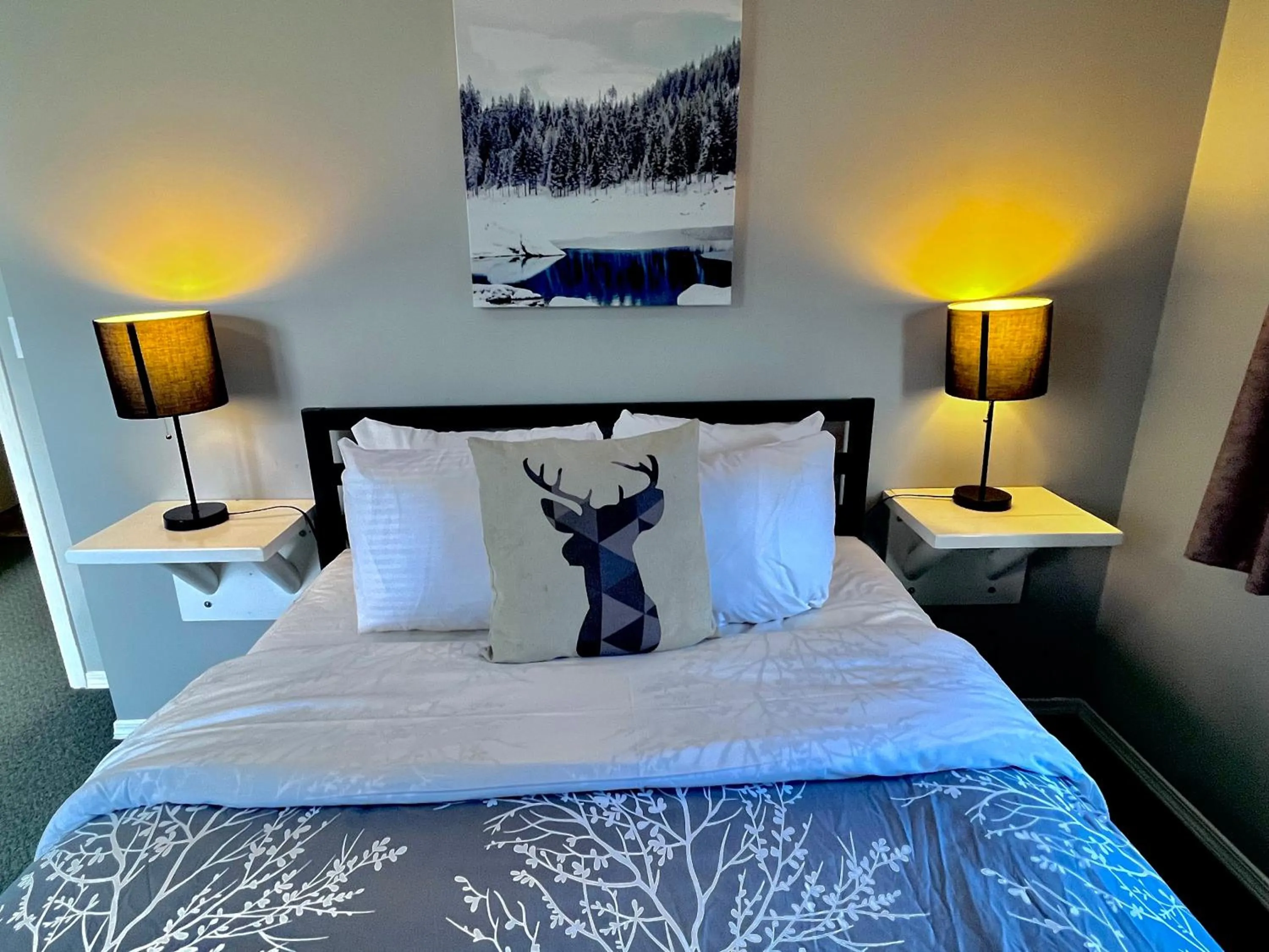 Bed in Canadian Rockies Chalets by Trilink - 2 & 3 Bedroom Condos - Self Check-In - Walking Distance to Downtown - Free Parking - Pet-Friendly - No AC