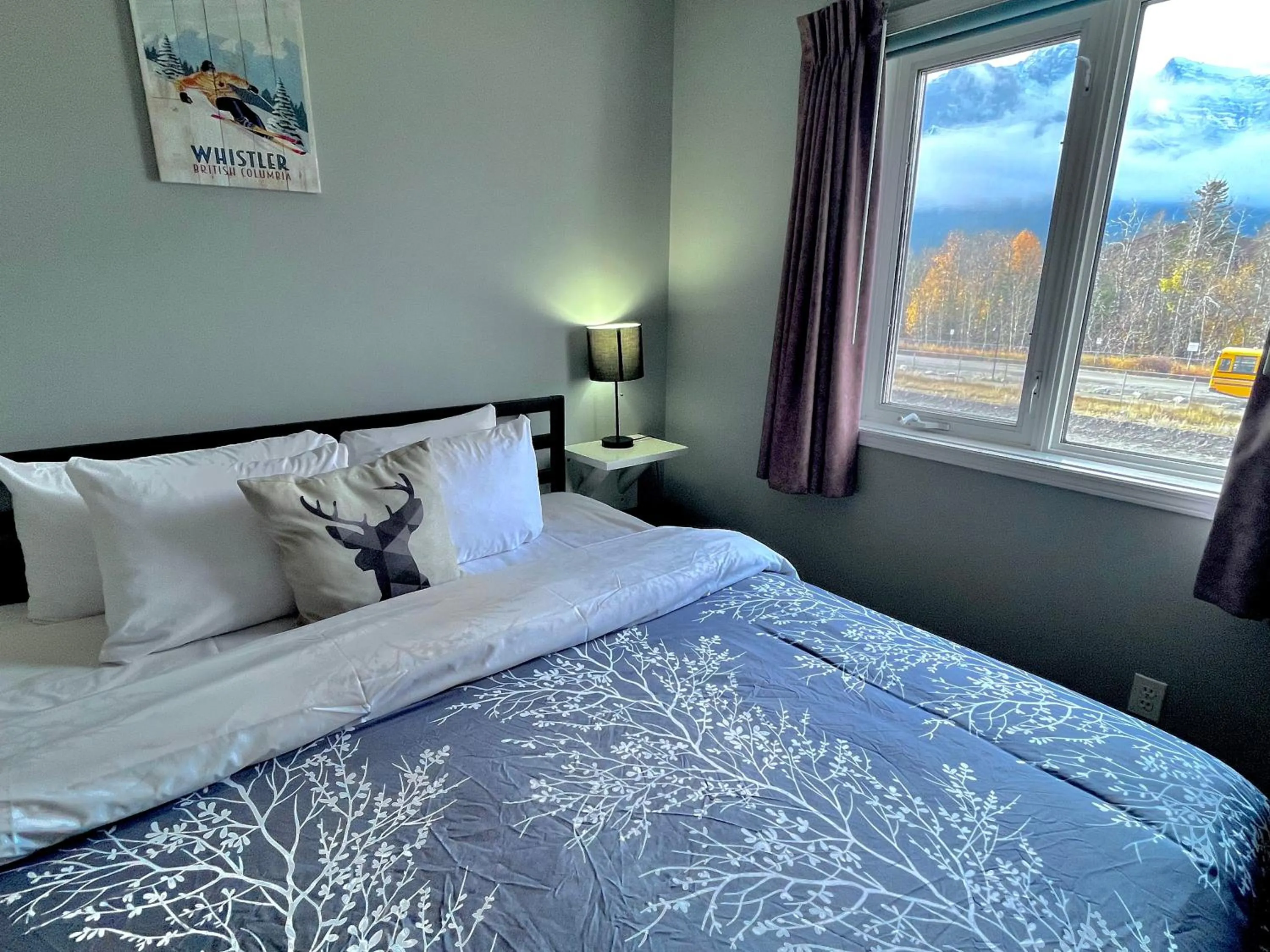 Bed in Canadian Rockies Chalets by Trilink - 2 & 3 Bedroom Condos - Self Check-In - Walking Distance to Downtown - Free Parking - Pet-Friendly - No AC