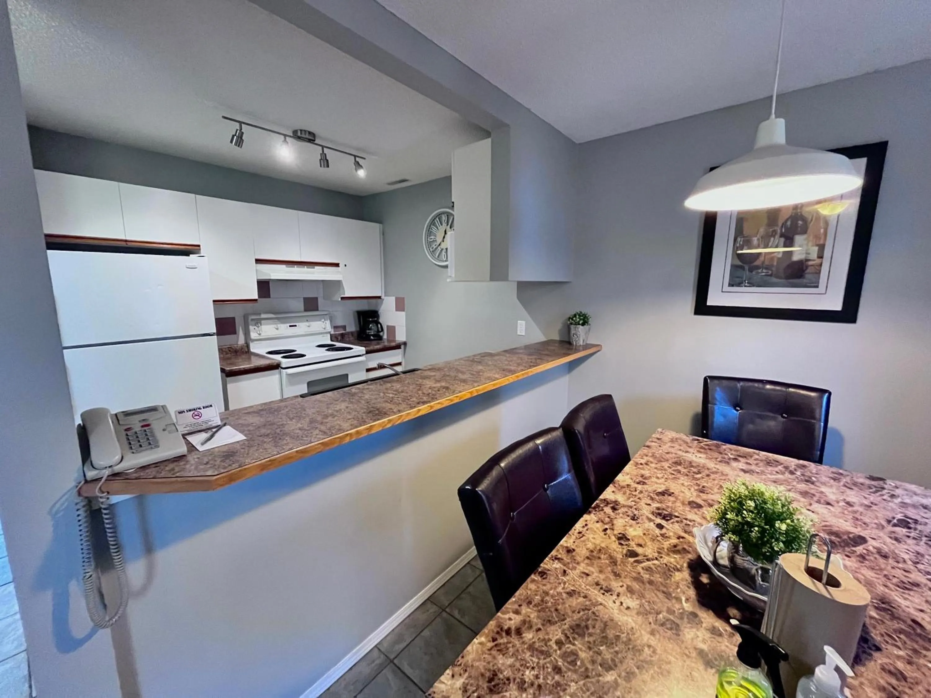 Kitchen or kitchenette in Canadian Rockies Chalets by Trilink - 2 & 3 Bedroom Condos - Self Check-In - Walking Distance to Downtown - Free Parking - Pet-Friendly - No AC