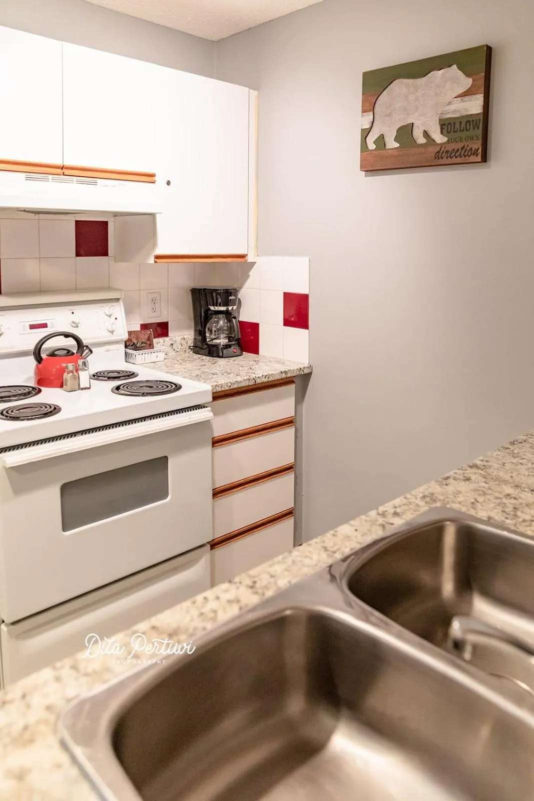 Kitchen or kitchenette in Canadian Rockies Chalets by Trilink - 2 & 3 Bedroom Condos - Self Check-In - Walking Distance to Downtown - Free Parking - Pet-Friendly - No AC