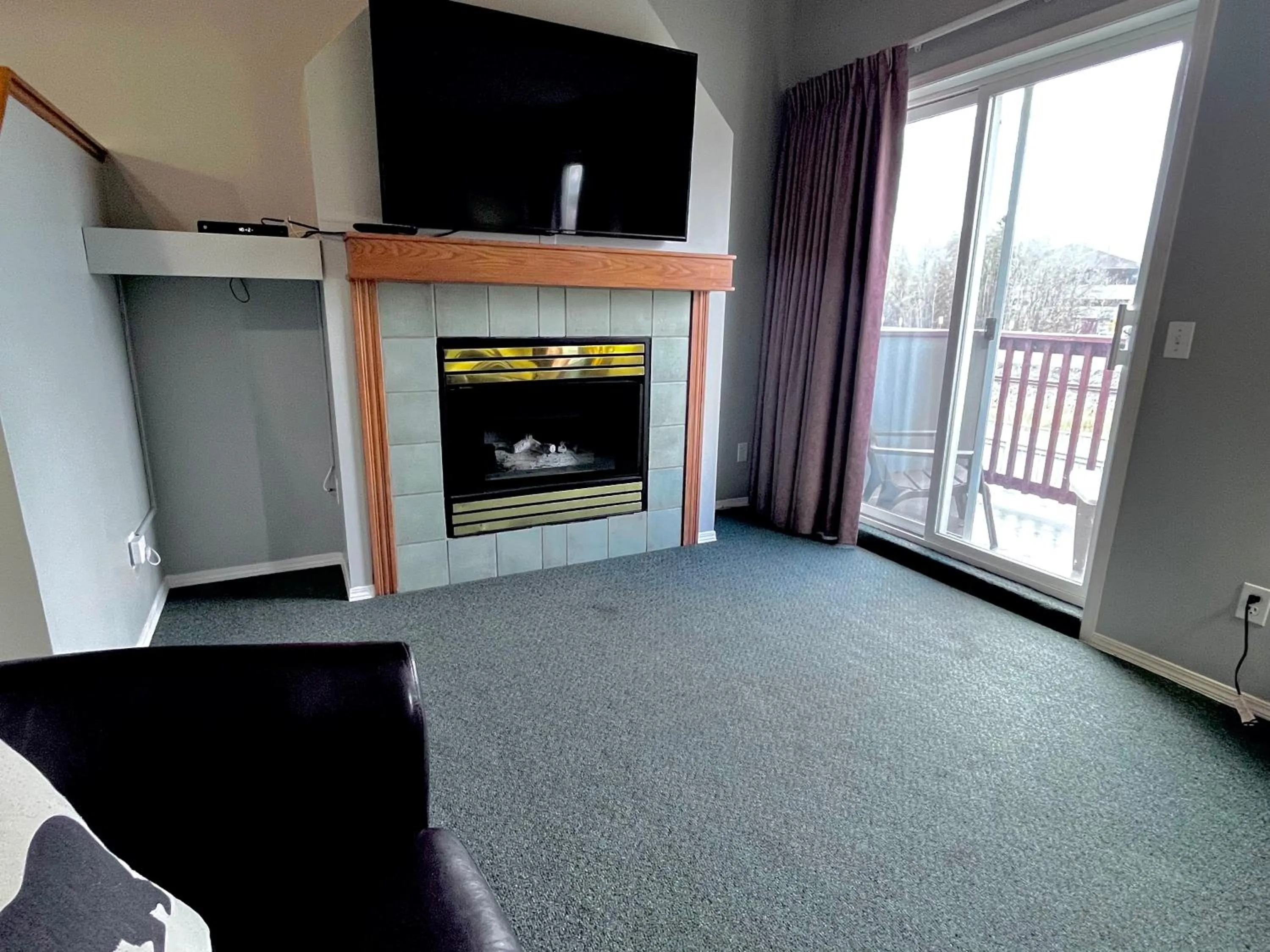 TV and multimedia in Canadian Rockies Chalets by Trilink - 2 & 3 Bedroom Condos - Self Check-In - Walking Distance to Downtown - Free Parking - Pet-Friendly - No AC