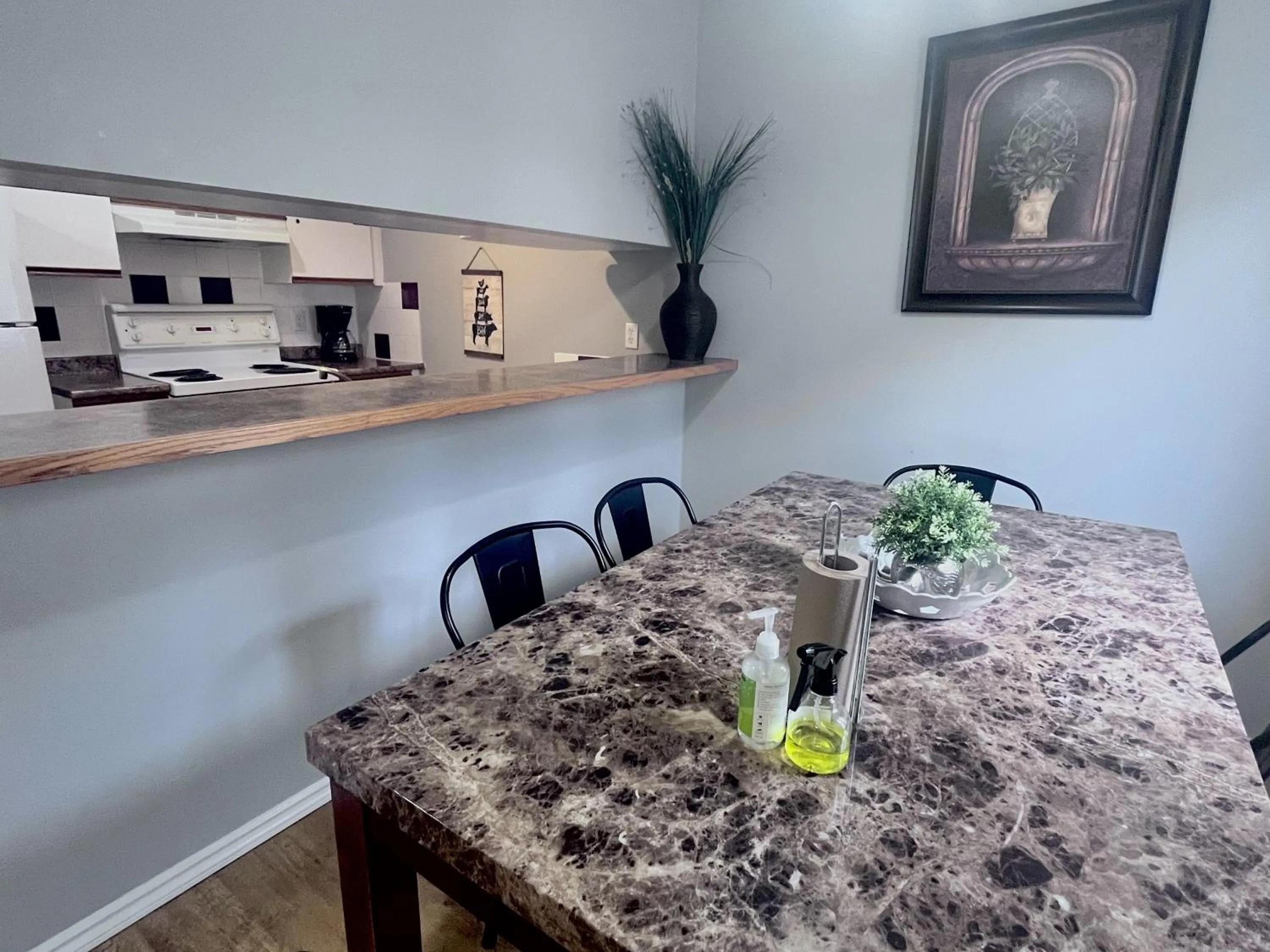 Kitchen or kitchenette in Canadian Rockies Chalets by Trilink - 2 & 3 Bedroom Condos - Self Check-In - Walking Distance to Downtown - Free Parking - Pet-Friendly - No AC