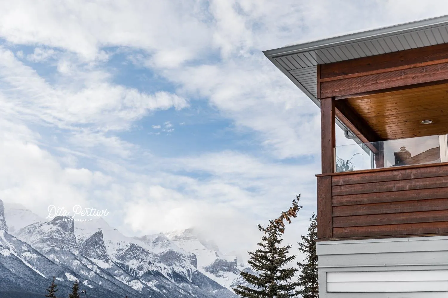 Day in Canadian Rockies Chalets by Trilink - 2 & 3 Bedroom Condos - Self Check-In - Walking Distance to Downtown - Free Parking - Pet-Friendly - No AC