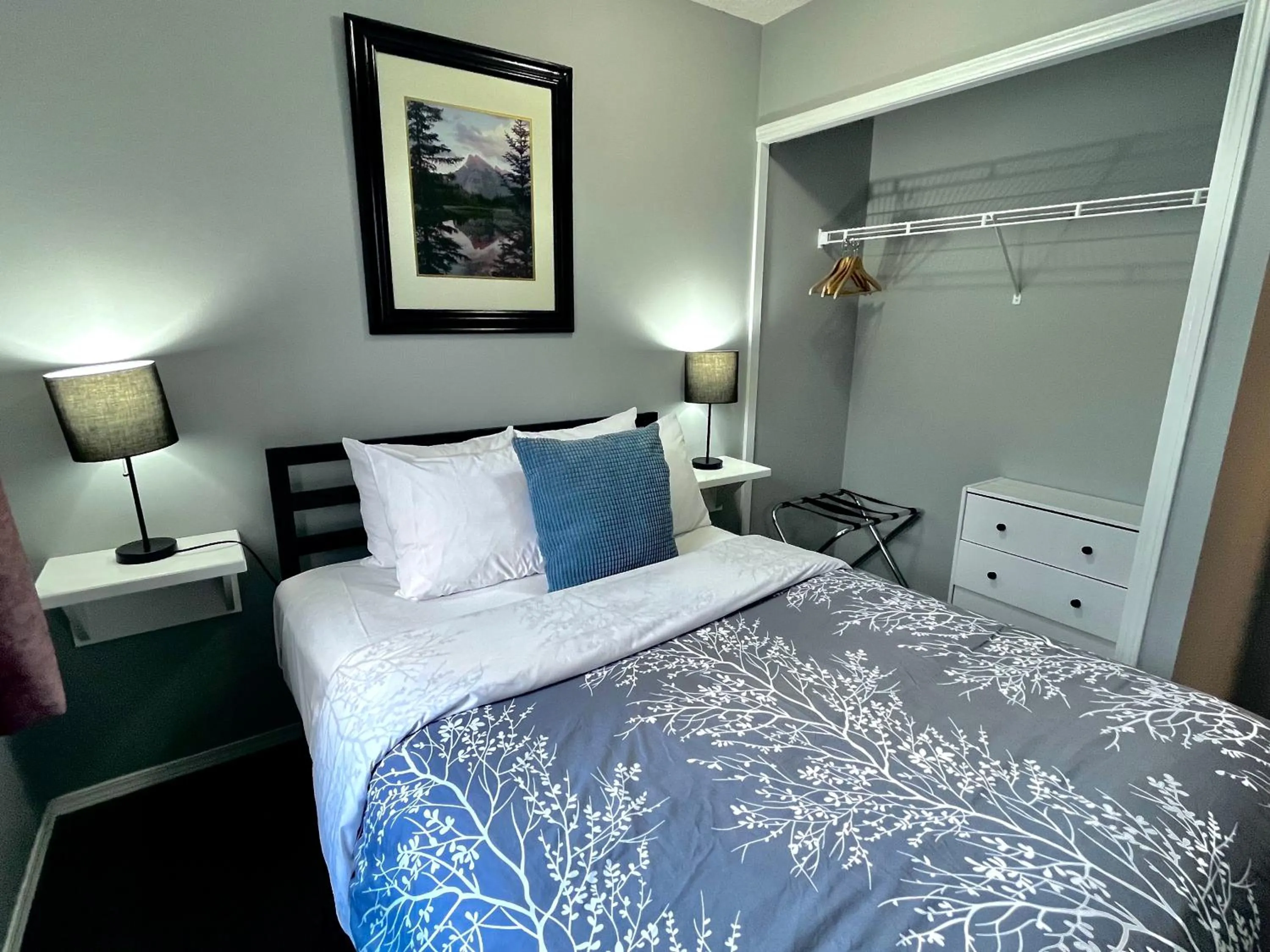 Bed in Canadian Rockies Chalets by Trilink - 2 & 3 Bedroom Condos - Self Check-In - Walking Distance to Downtown - Free Parking - Pet-Friendly - No AC