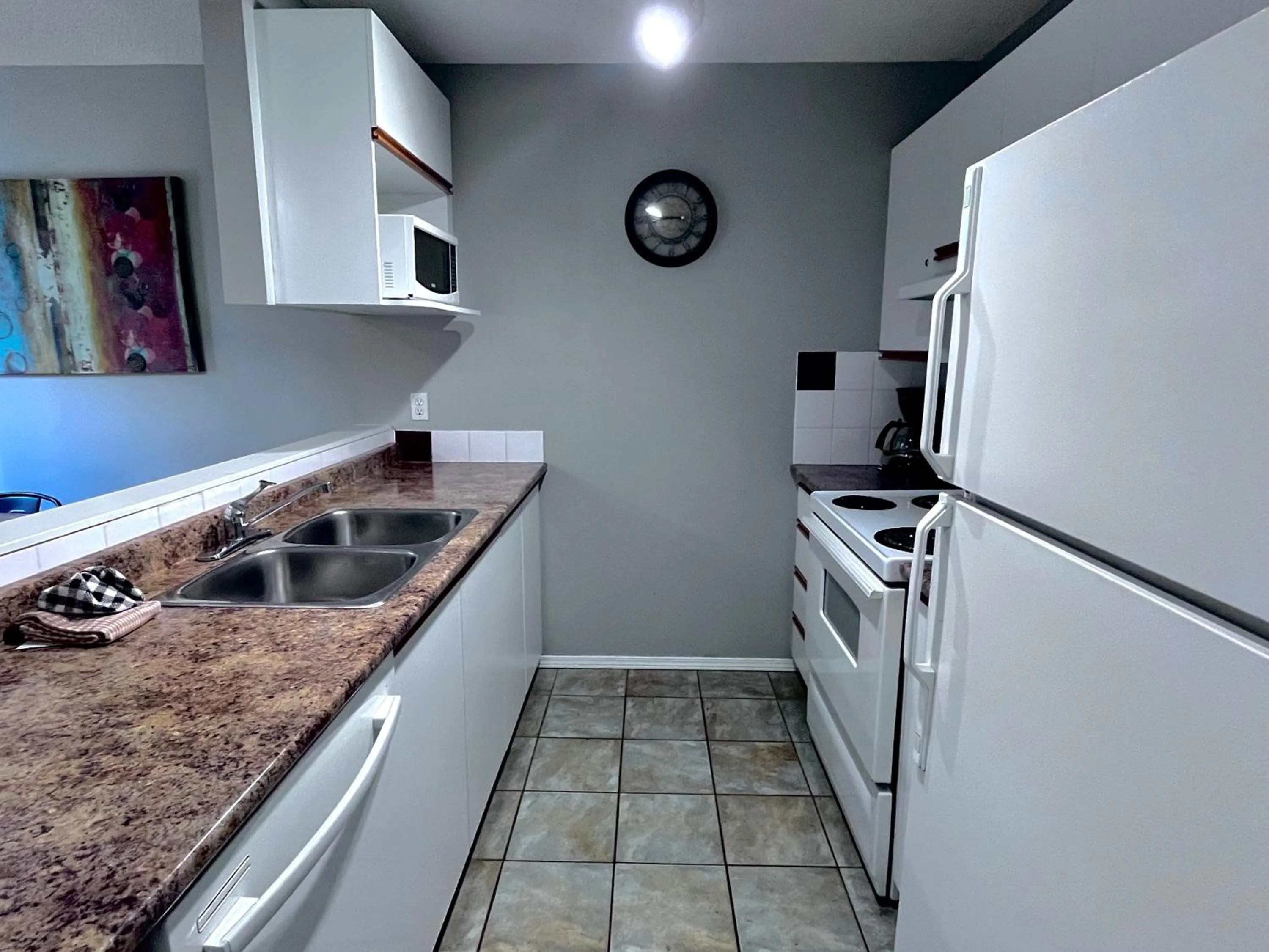 Kitchen or kitchenette in Canadian Rockies Chalets by Trilink - 2 & 3 Bedroom Condos - Self Check-In - Walking Distance to Downtown - Free Parking - Pet-Friendly - No AC