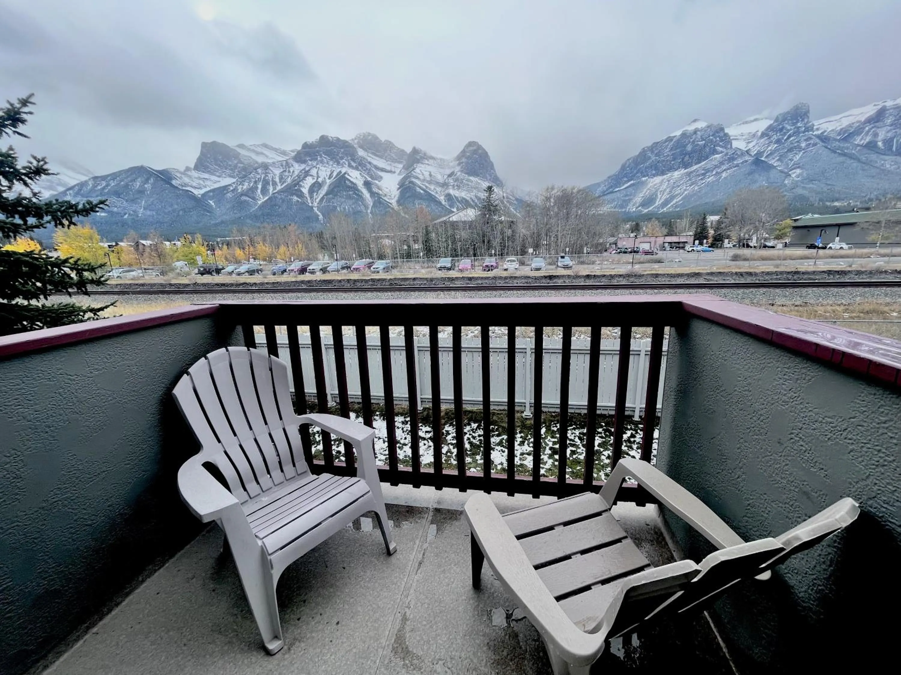 Day in Canadian Rockies Chalets by Trilink - 2 & 3 Bedroom Condos - Self Check-In - Walking Distance to Downtown - Free Parking - Pet-Friendly - No AC
