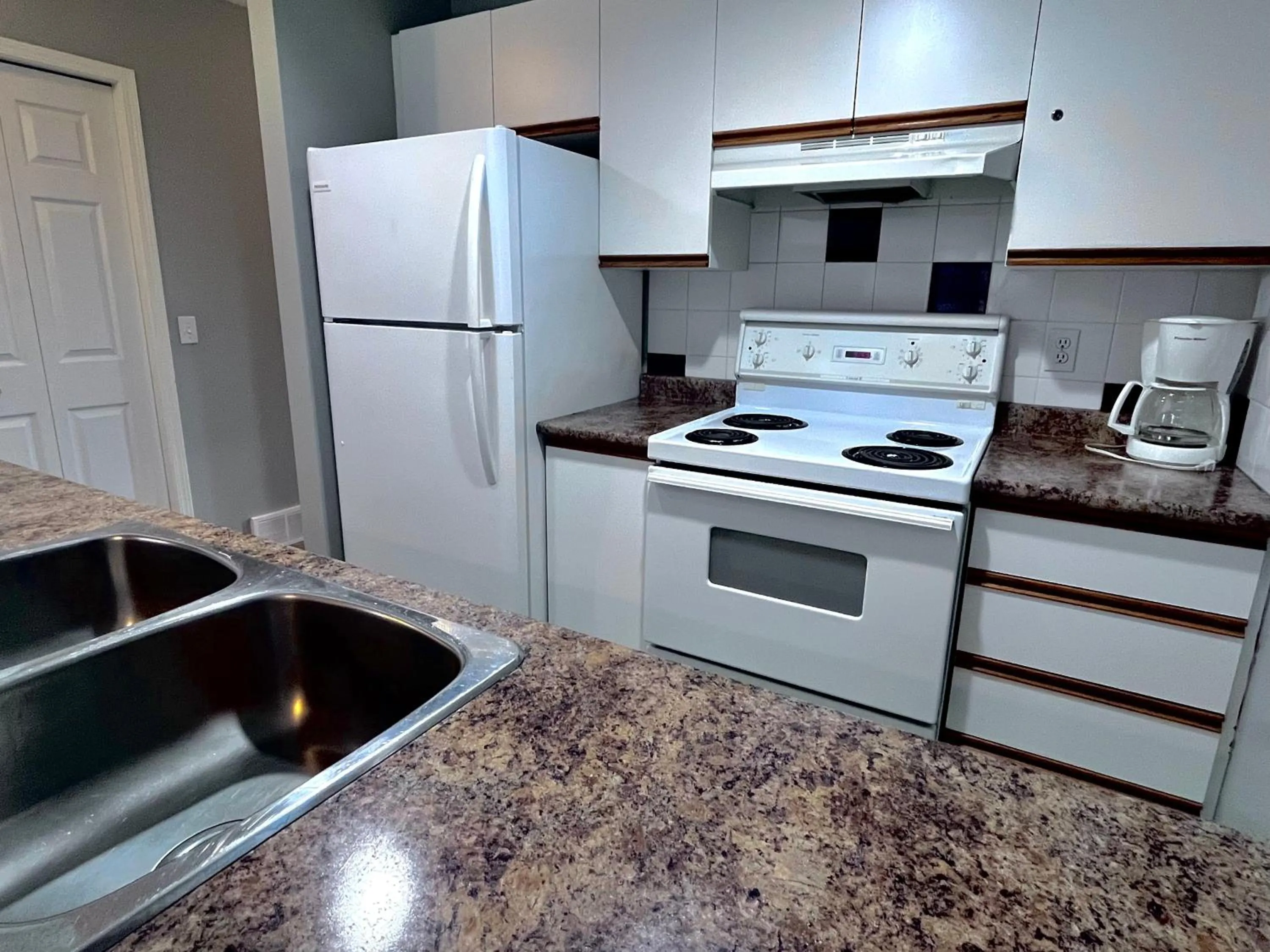 Kitchen or kitchenette in Canadian Rockies Chalets by Trilink - 2 & 3 Bedroom Condos - Self Check-In - Walking Distance to Downtown - Free Parking - Pet-Friendly - No AC