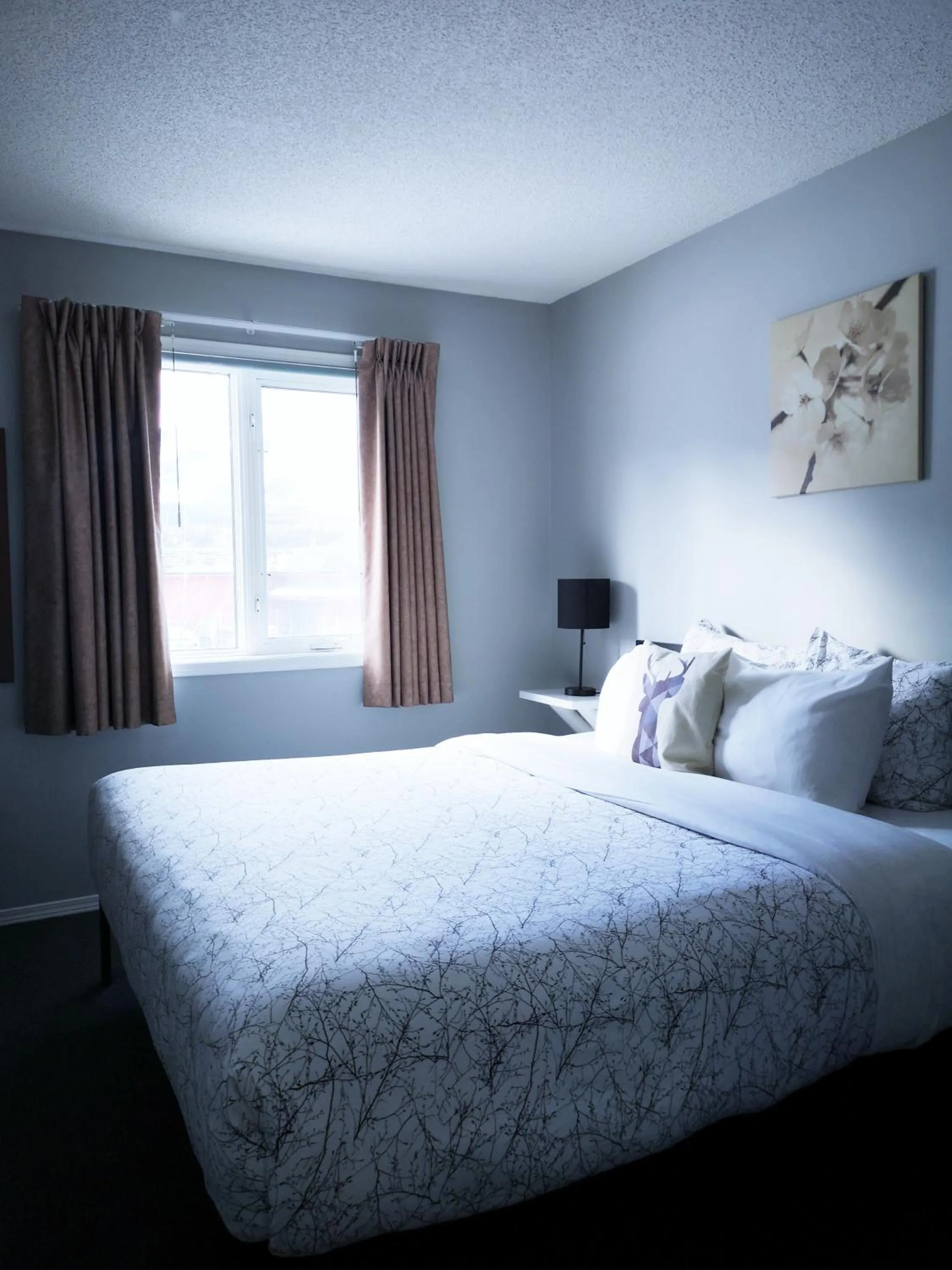 Bed in Canadian Rockies Chalets by Trilink - 2 & 3 Bedroom Condos - Self Check-In - Walking Distance to Downtown - Free Parking - Pet-Friendly - No AC