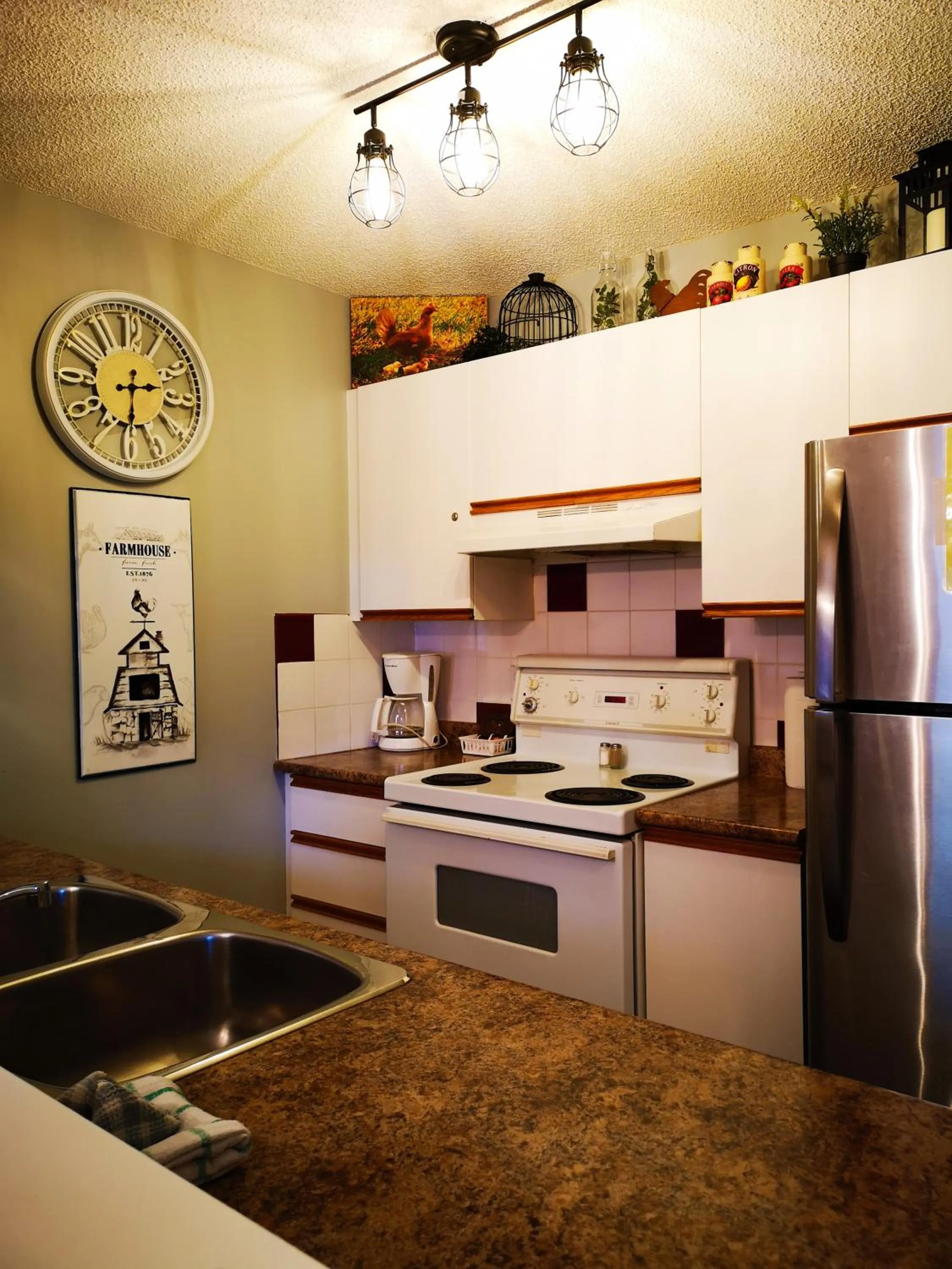 Kitchen or kitchenette in Canadian Rockies Chalets by Trilink - 2 & 3 Bedroom Condos - Self Check-In - Walking Distance to Downtown - Free Parking - Pet-Friendly - No AC